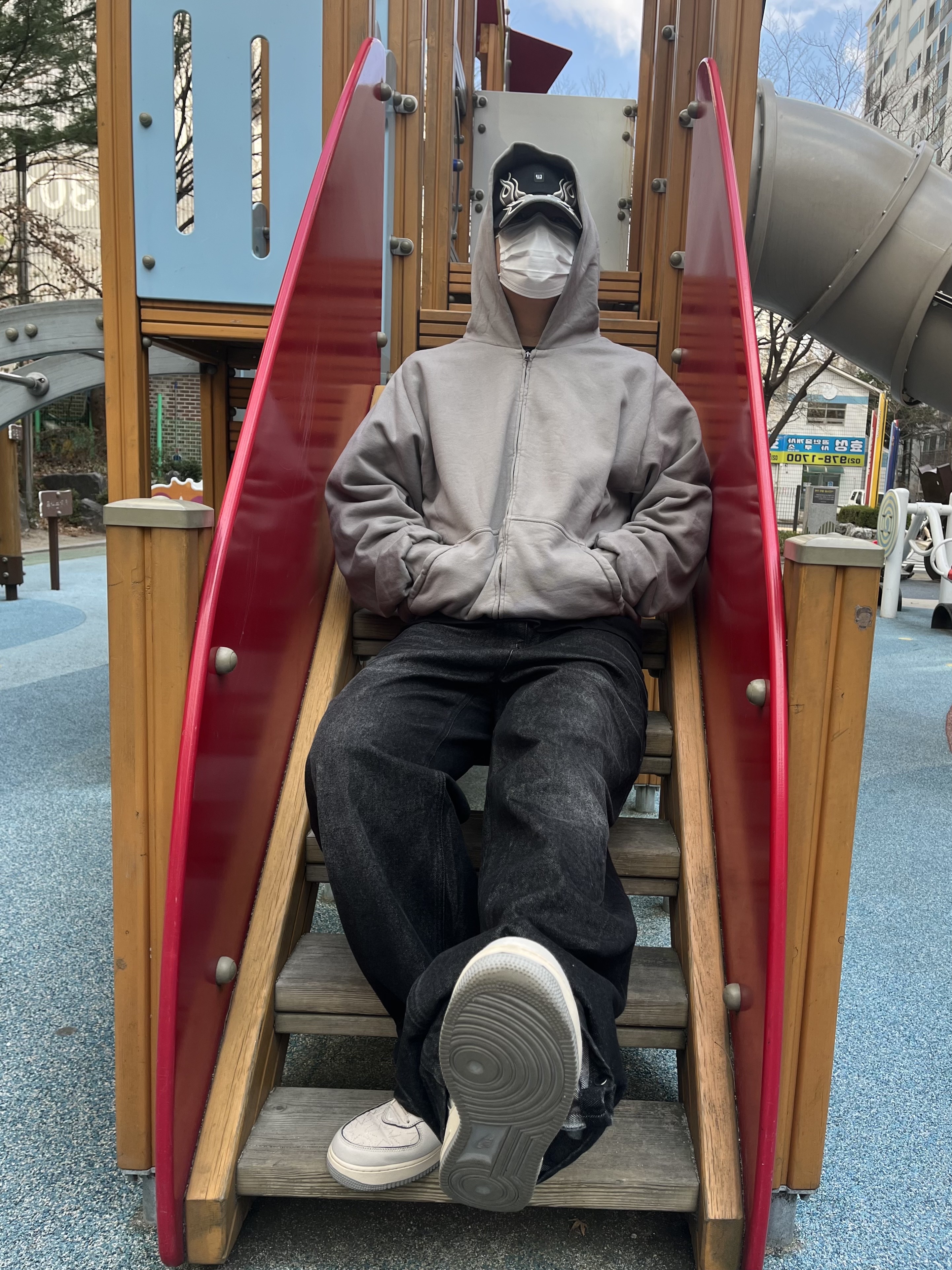 Yeezy YZY Zip-Up Hoodie Grey, Yeezy Gap Engineered By Balenciaga Flame Cap Black 착용 스타일 - 2