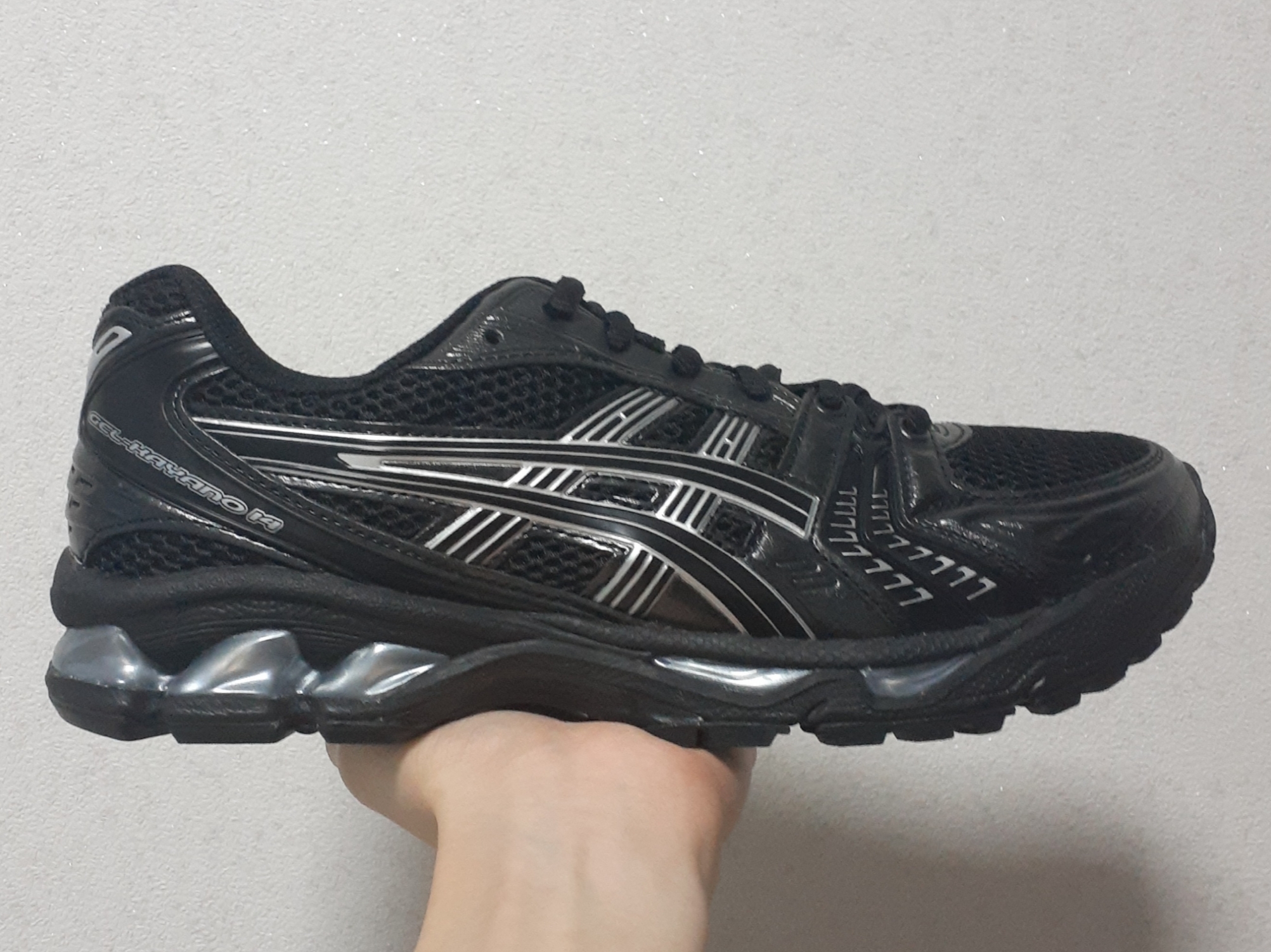 Asics Gel-Kayano 14 Black Pure Silver 착용 스타일