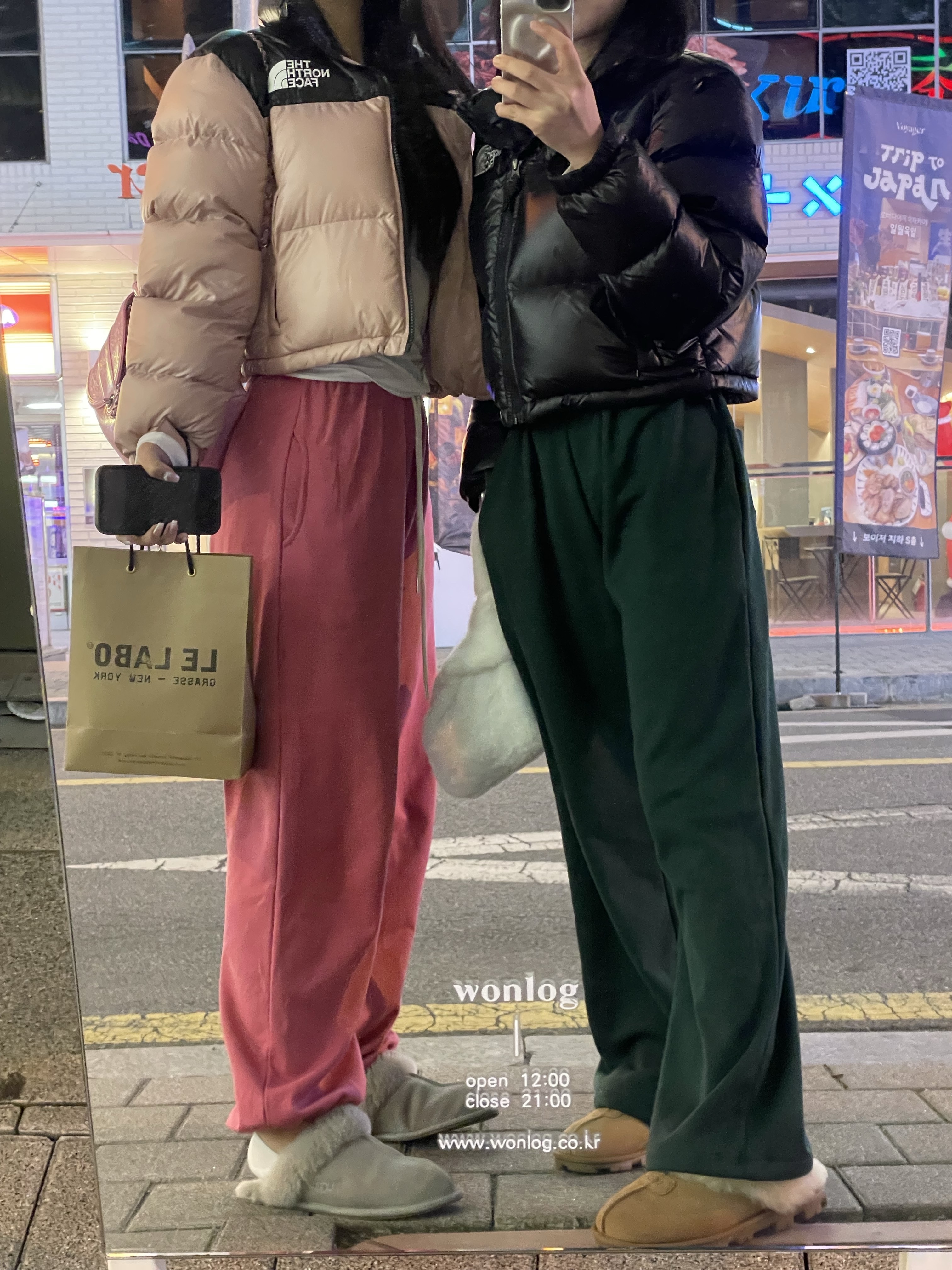 (W) The North Face Nuptse Short Jacket Pastel Pink, (W) Ugg Scuffette II Slipper Campfire 착용 스타일