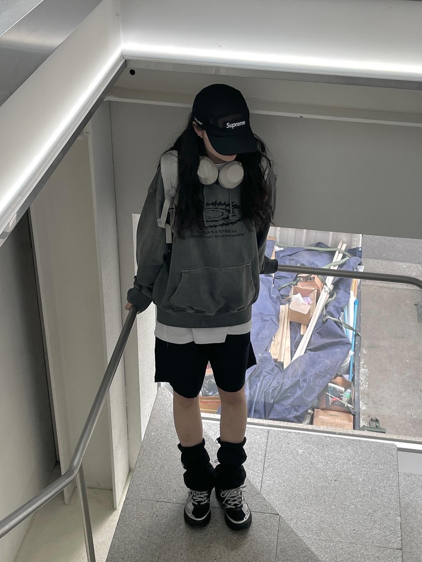 Supreme Backpack Silver - 22SS, Supreme Mesh Cordura Camp Cap Black - 23SS 착용 스타일 - 2