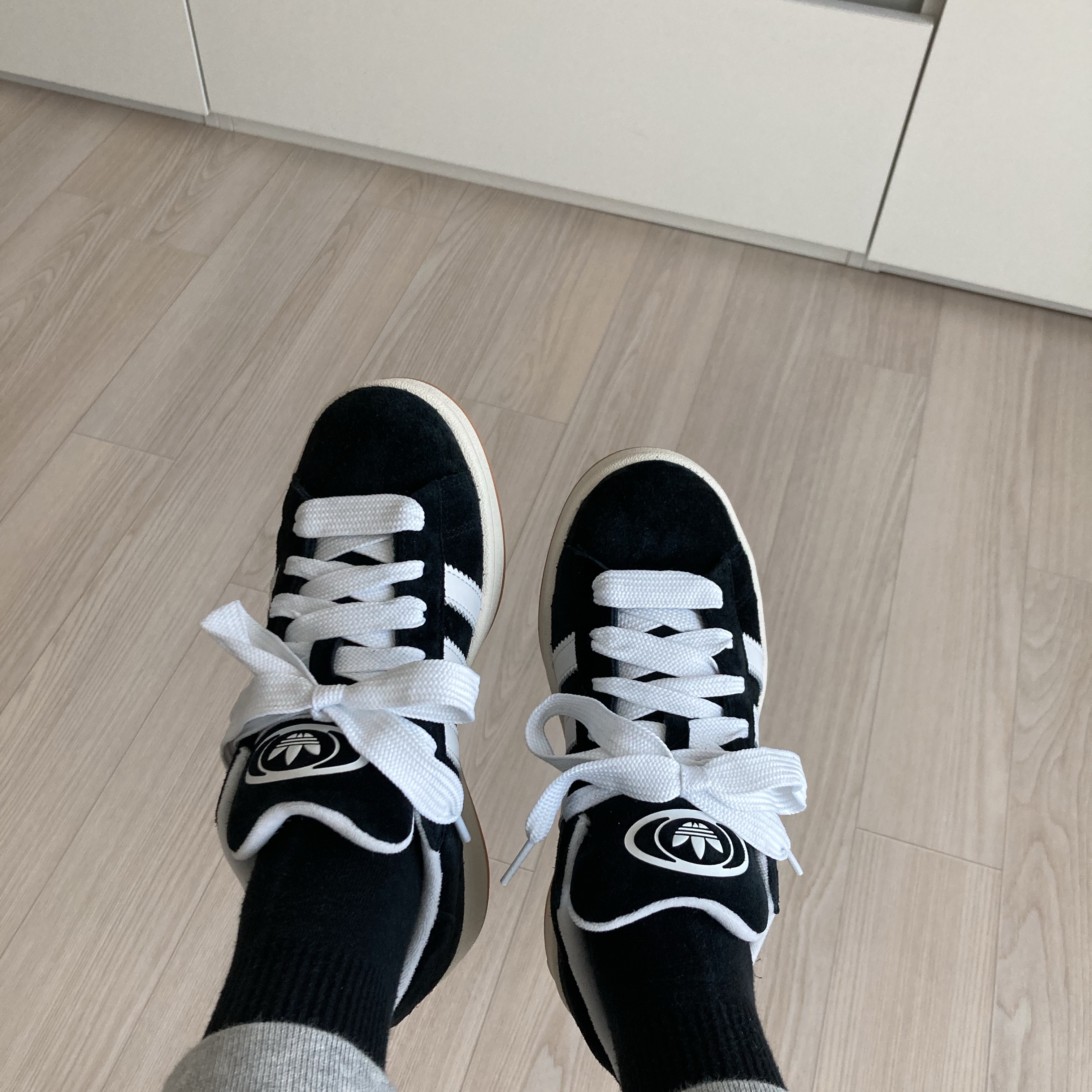 Adidas Campus 00s Core Black Cloud White 착용 스타일
