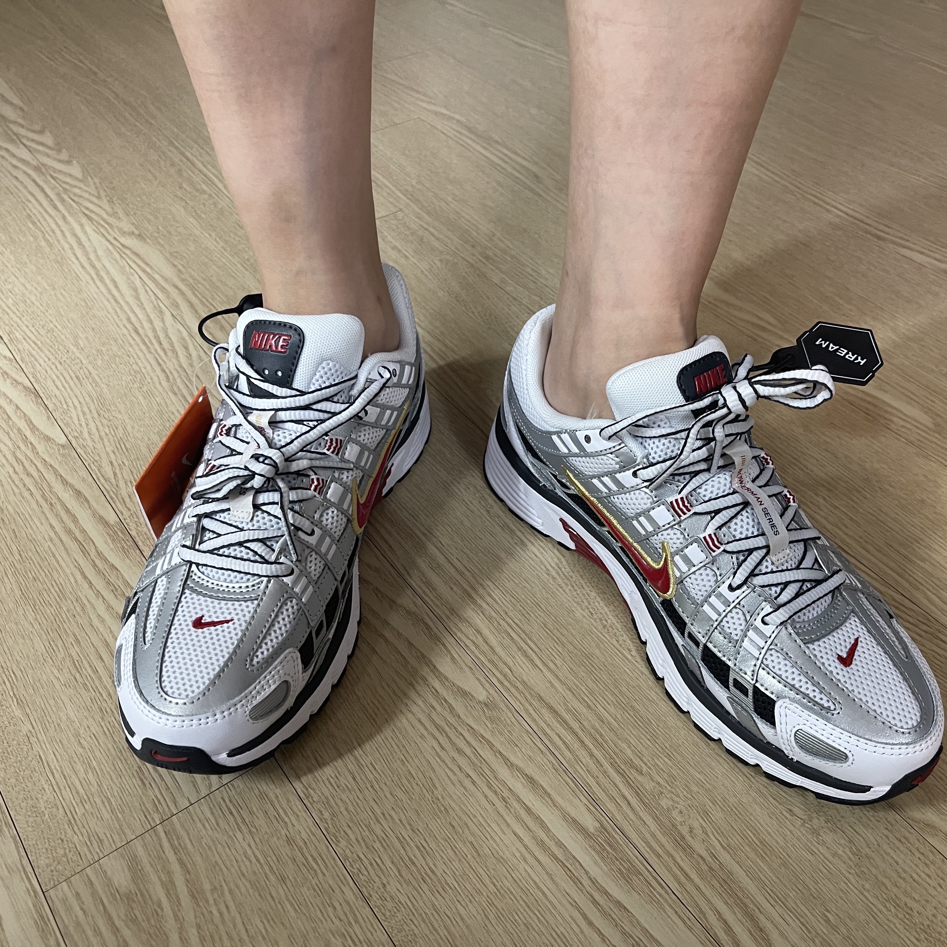 (W) Nike P-6000 Metallic Silver Red 착용 스타일
