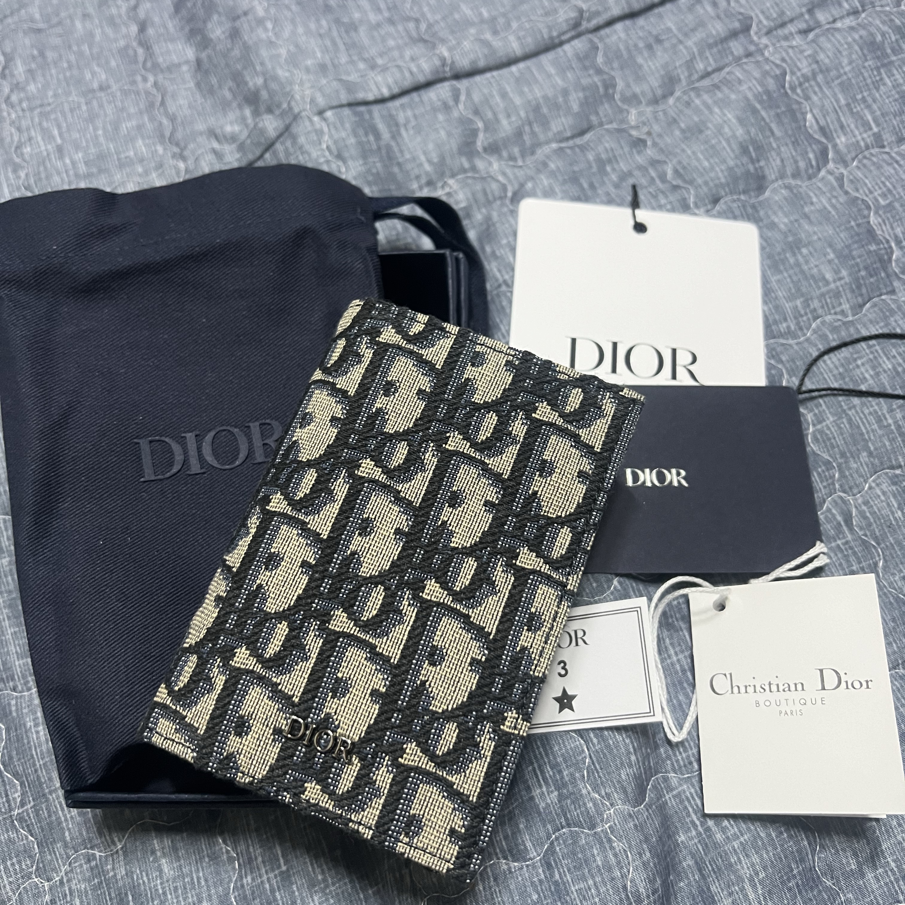 Dior Bi-Fold Card Holder Beige & Black Dior Oblique Jacquard 착용 스타일 - 4