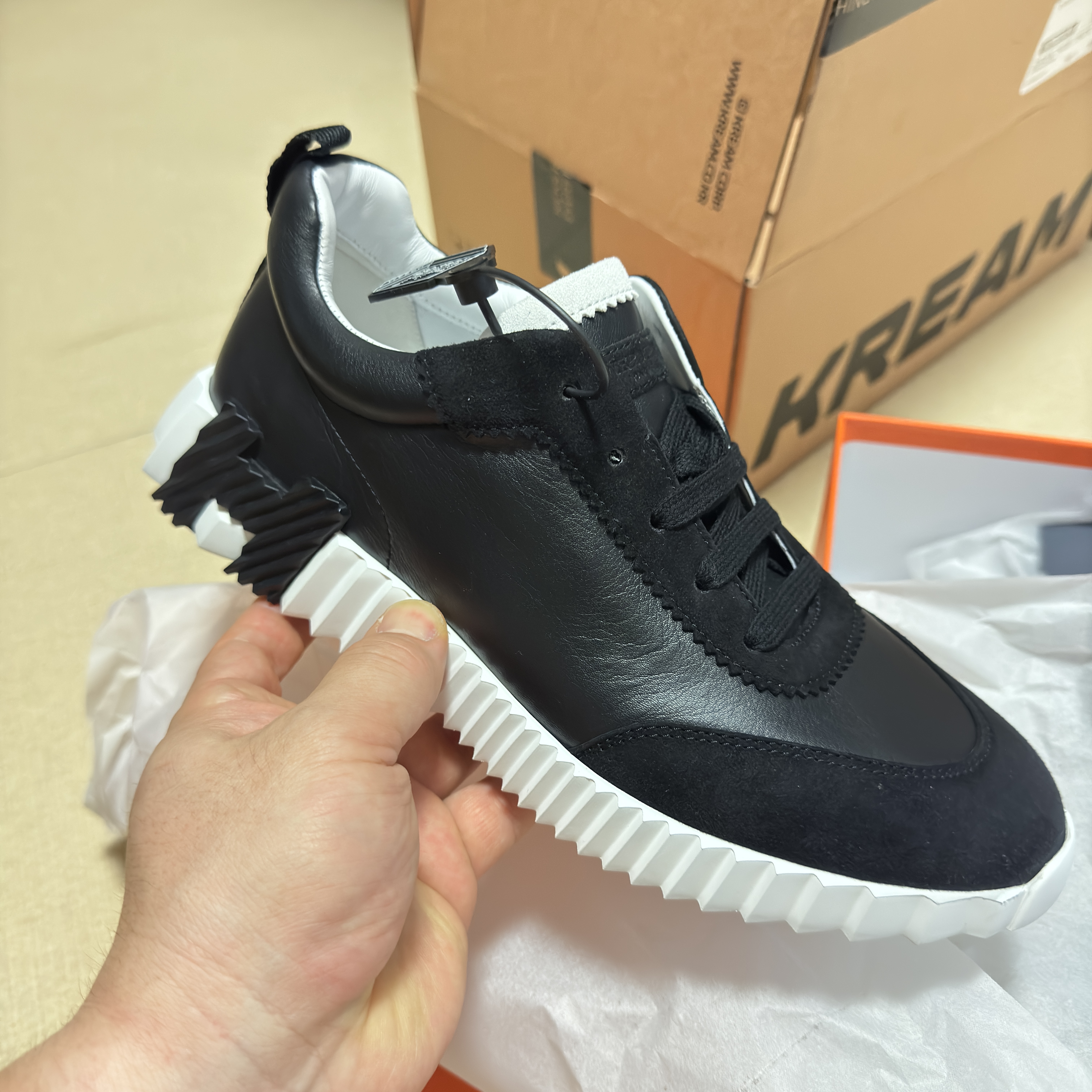 Hermes Bouncing Sneakers Calfskin Suede Goatskin & Noir 착용 스타일