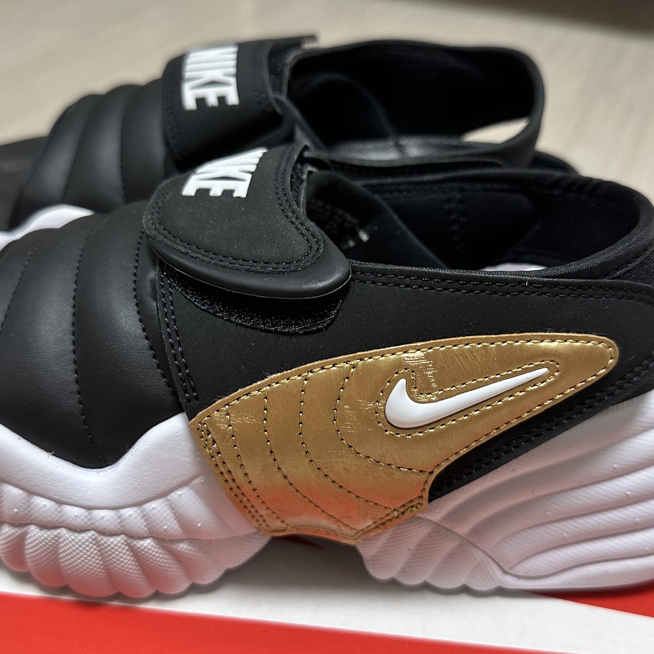 (W) Nike Adjust Force Sandal Black and White 착용 스타일 - 3