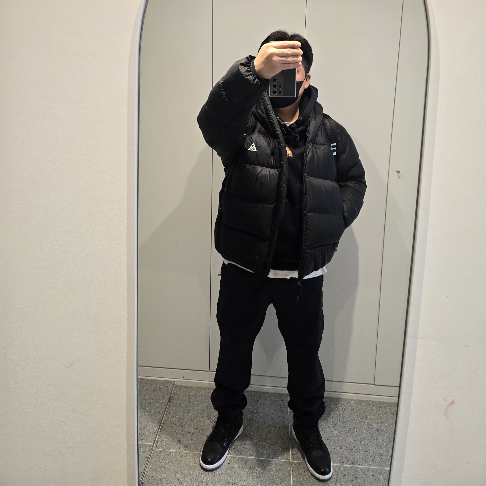 Nike ACG Trail Pants Black Anthracite - Asia, Nike ACG Therma-Fit Pullover Fleece Hoodie Black - Asia 착용 스타일 - 1