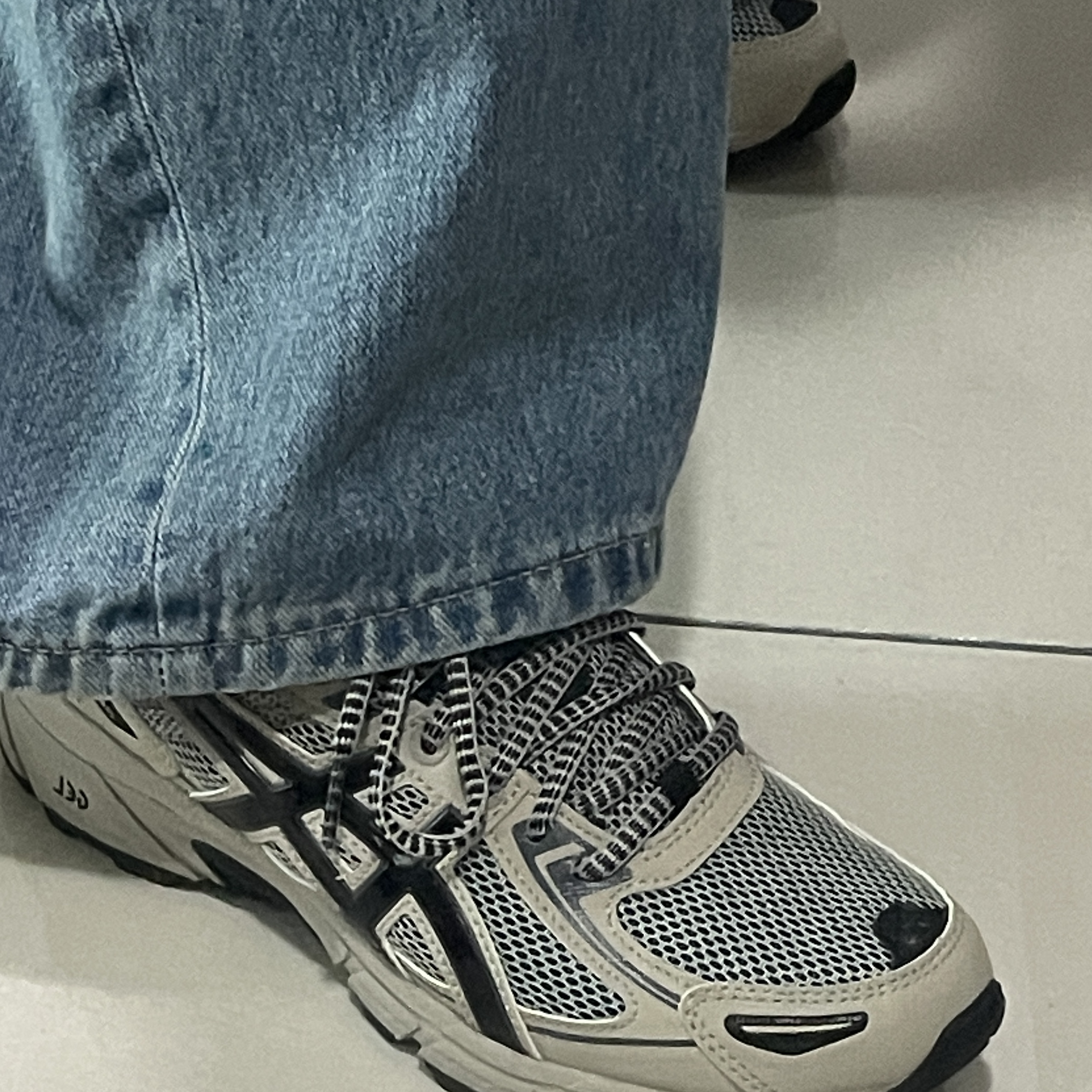 Asics Gel-Venture 6 Feather Grey Black 착용 스타일 - 2