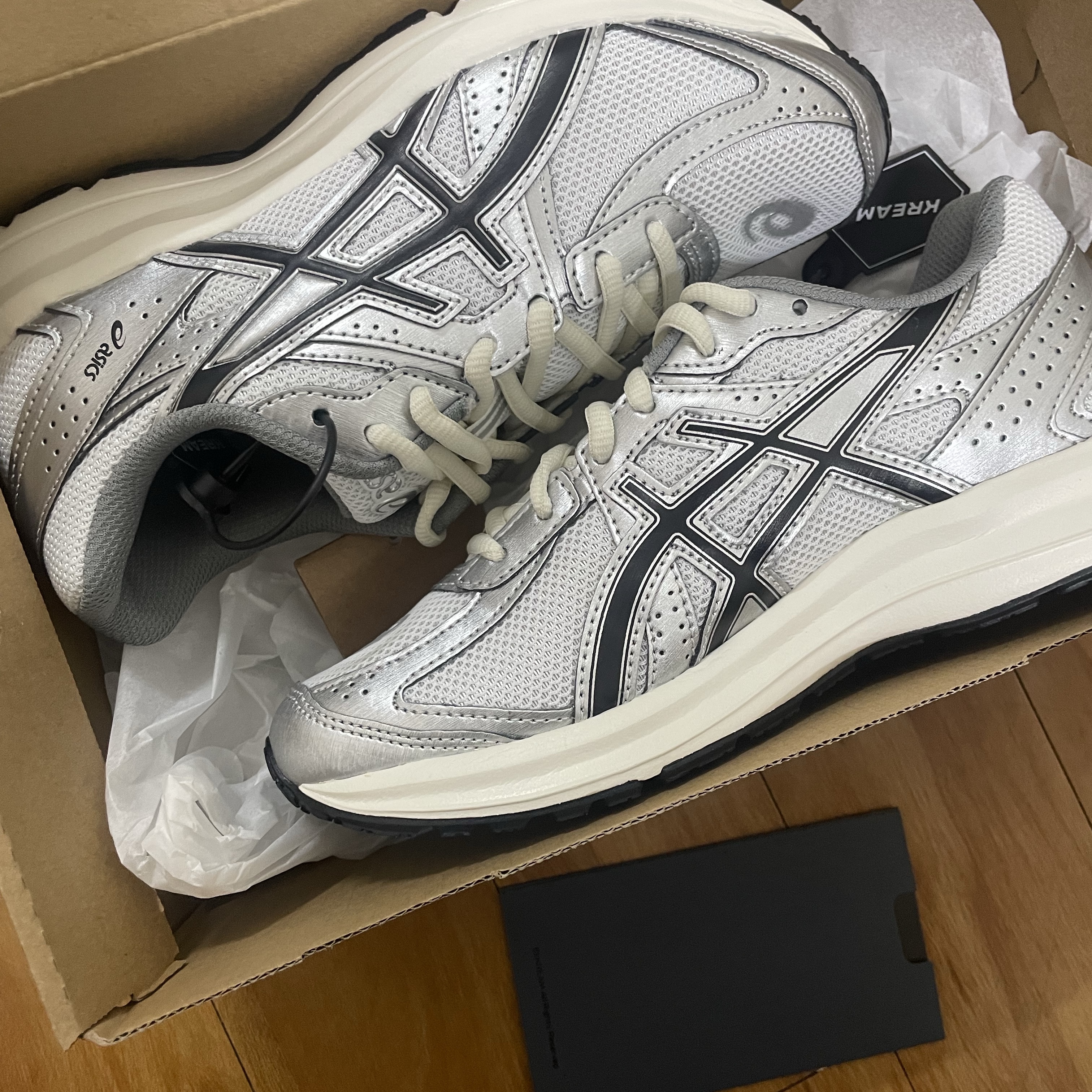 Asics Jog 100 S White Black - 2E Wide 착용 스타일
