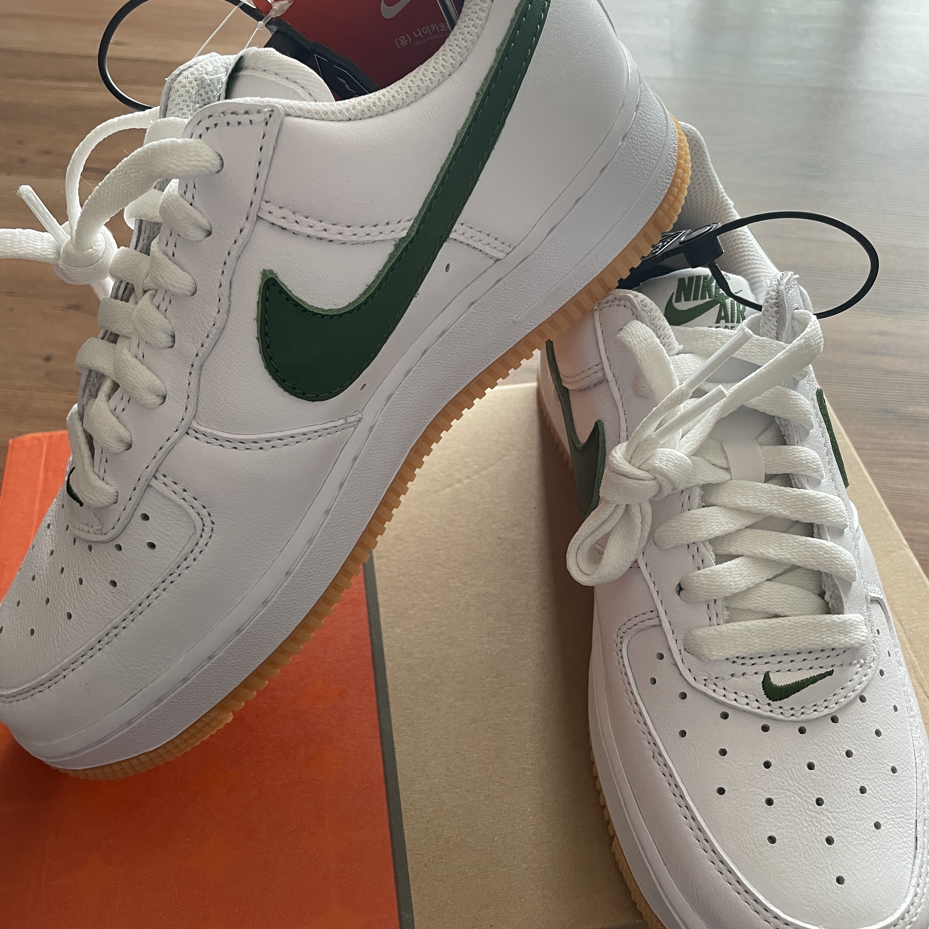 Nike Air Force 1 Low Retro Color of the Month White Forest Green 착용 스타일 - 3
