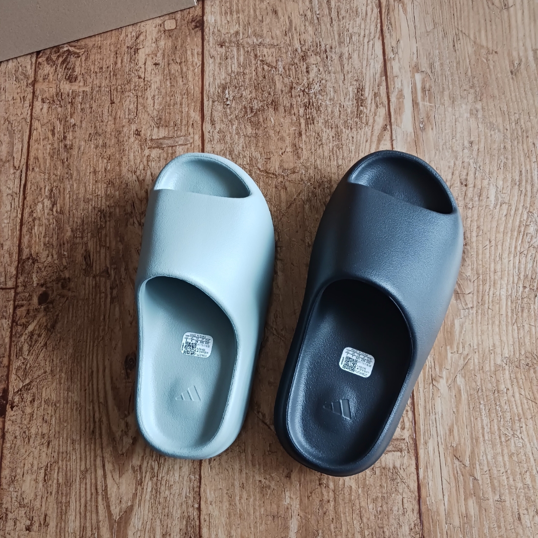 Adidas Yeezy Slide Onyx, Adidas Yeezy Slide Salt 착용 스타일 - 3