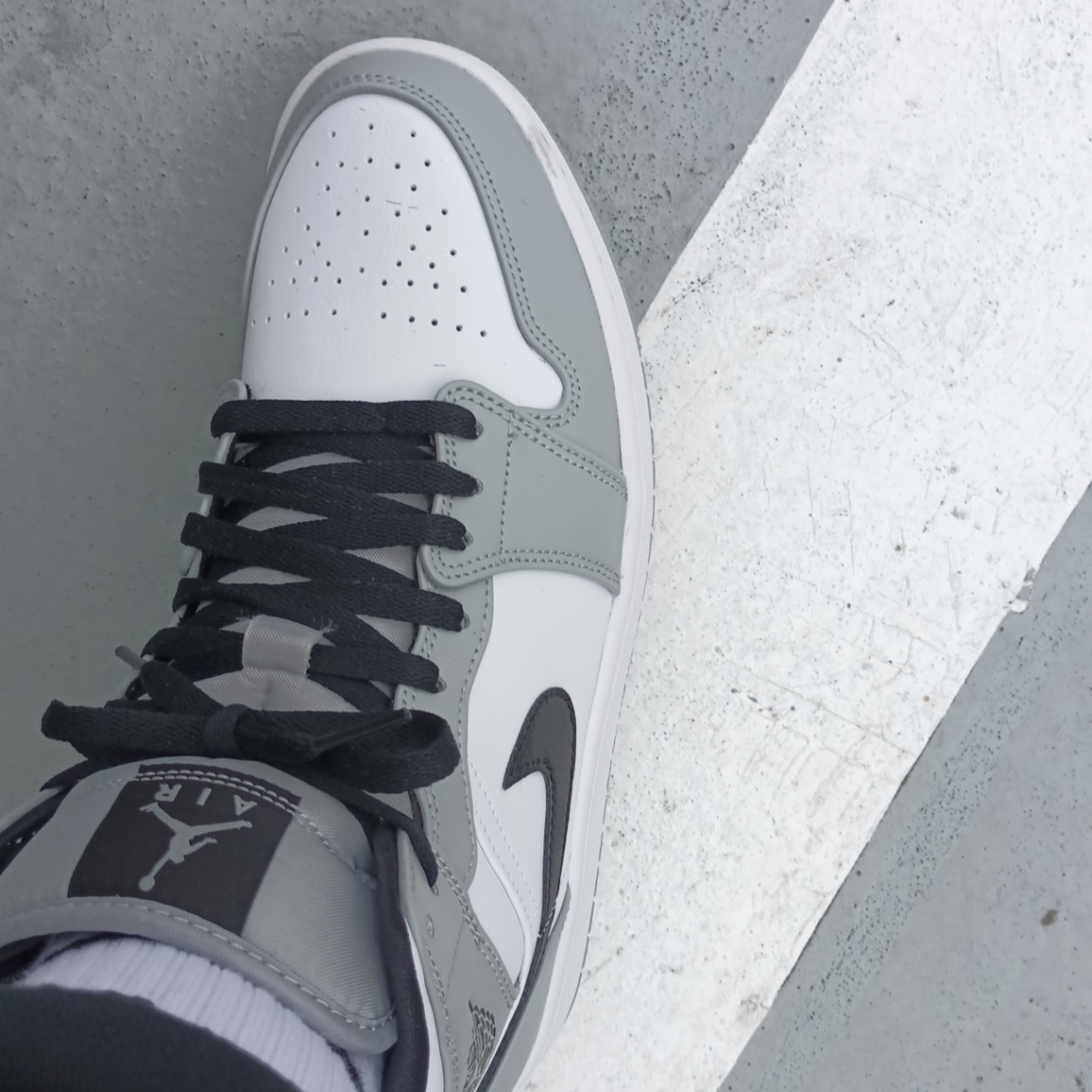Jordan 1 Mid Light Smoke Grey 착용 스타일 - 2