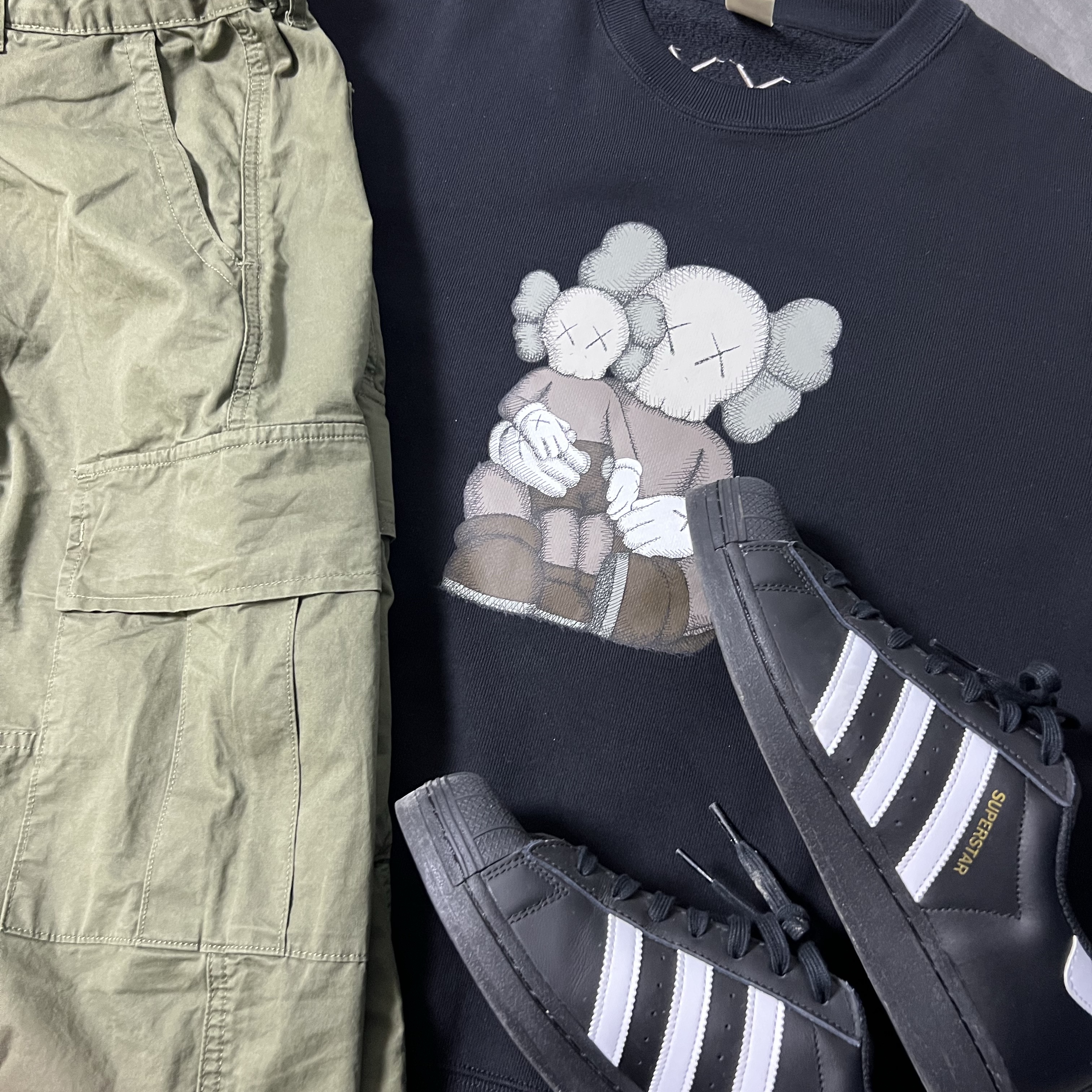 Uniqlo UT x Kaws Long Sleeve Sweatshirt Black, Adidas Superstar Core Black White 착용 스타일
