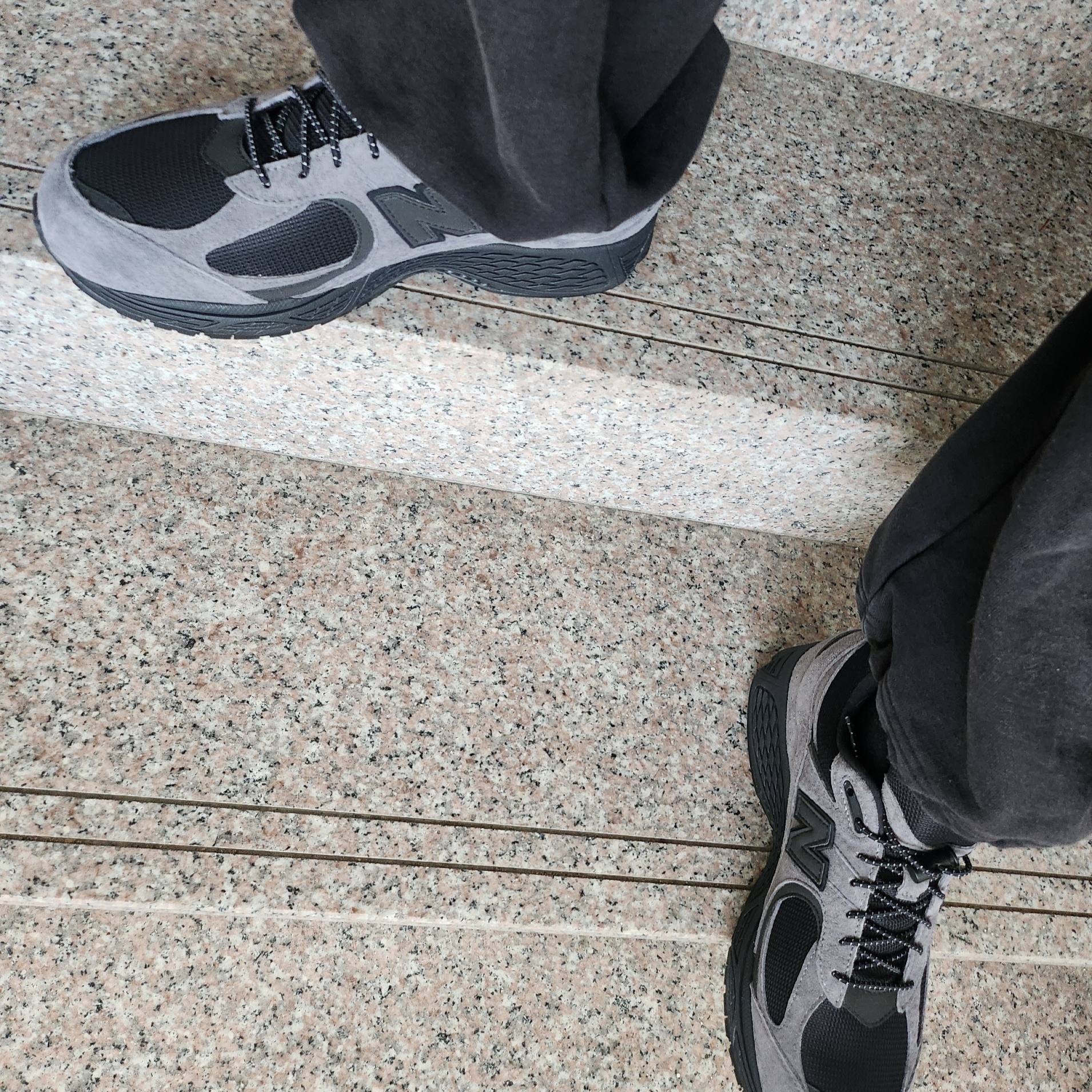 New Balance x JJJJound 2002R Gore-Tex Charcoal 착용 스타일 - 1