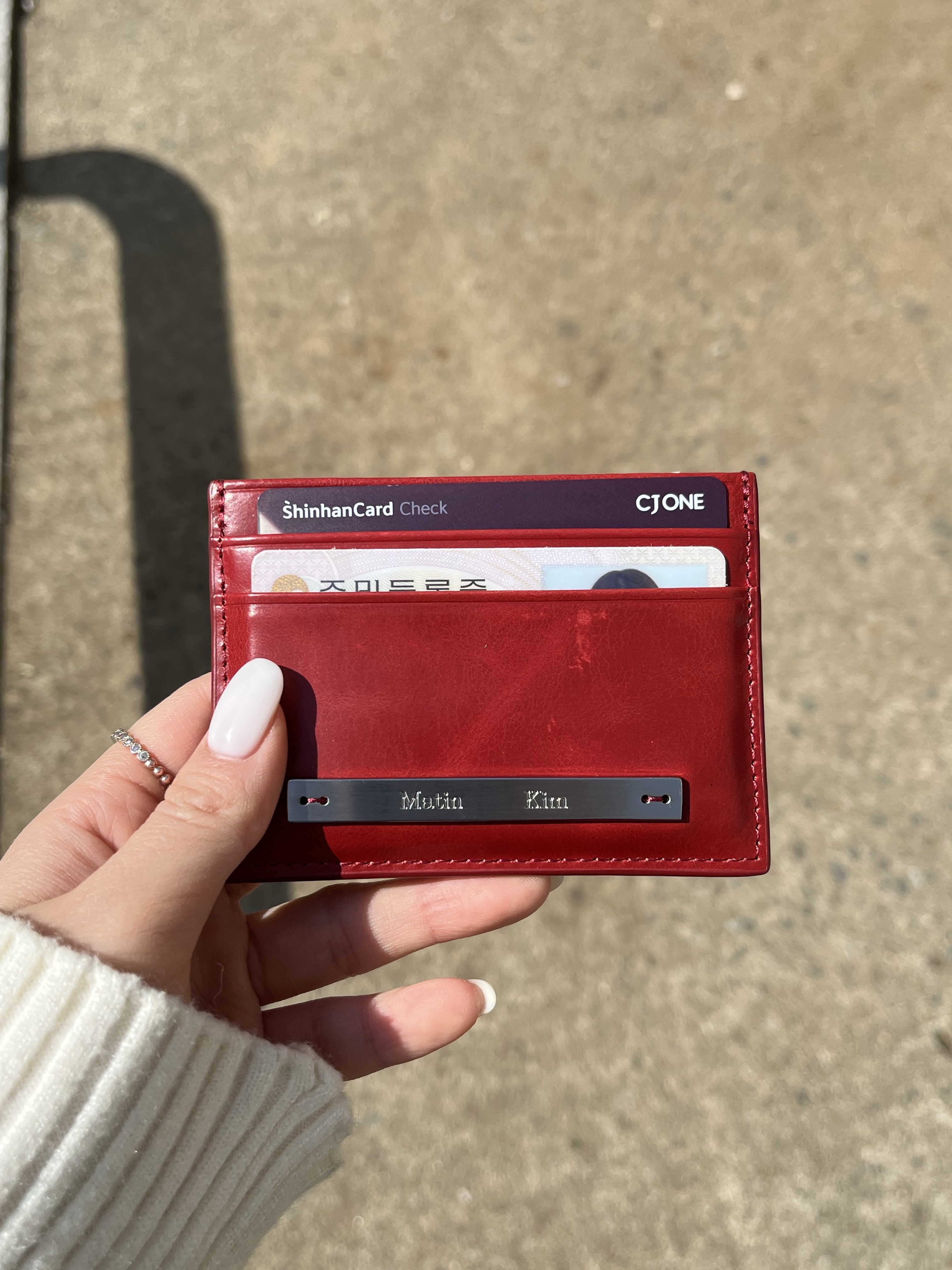Matin Kim Vintage Card Wallet Red 착용 스타일
