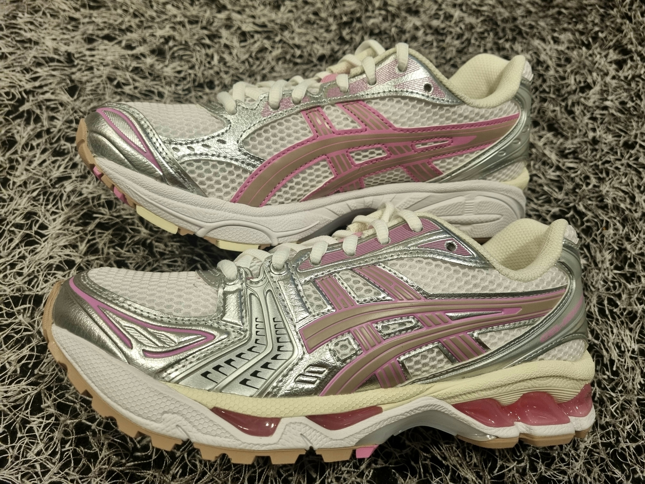 Asics Unlimited Gel-Kayano 14 White Fawn 착용 스타일 - 2