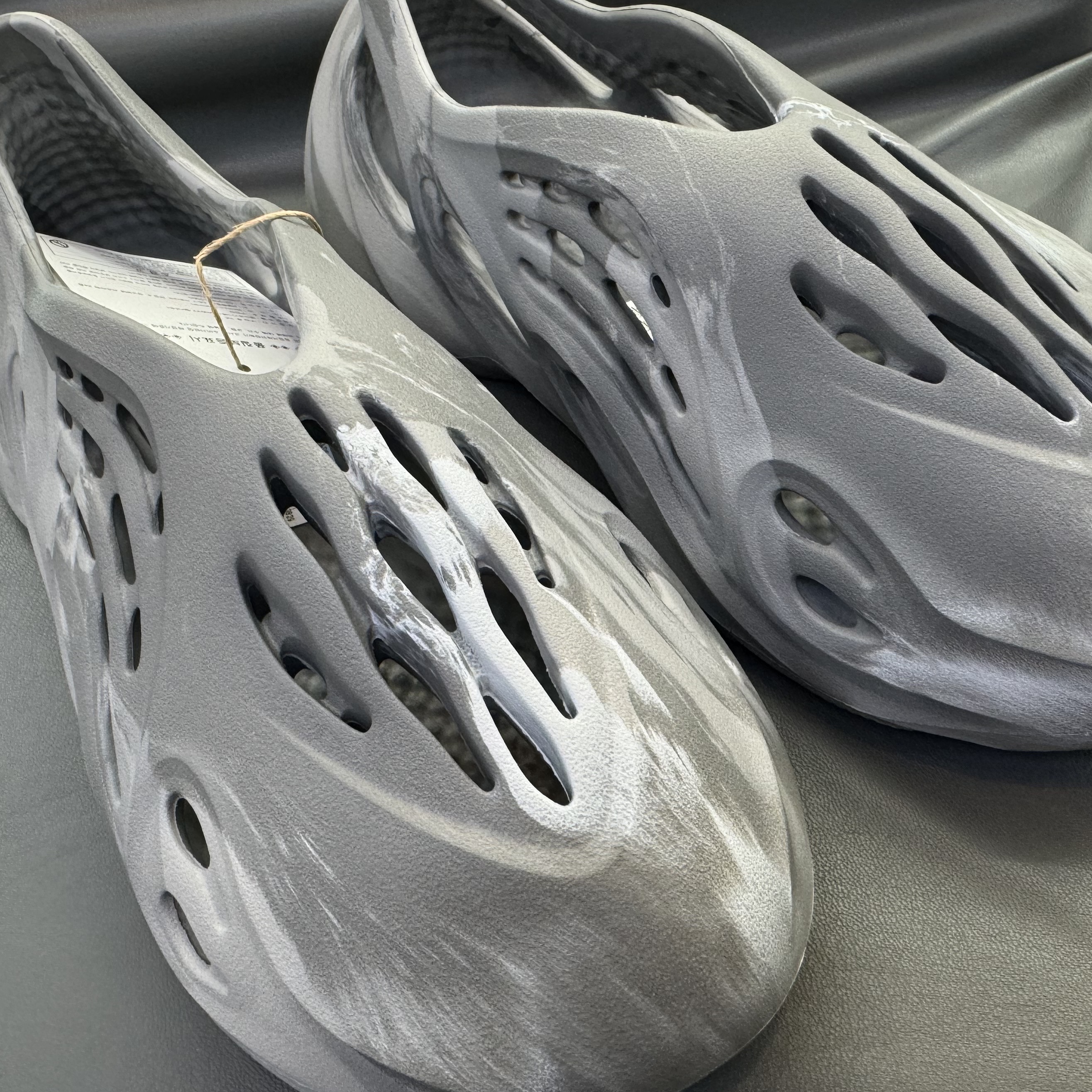 Adidas Yeezy Foam RNNR MX Granite 착용 스타일