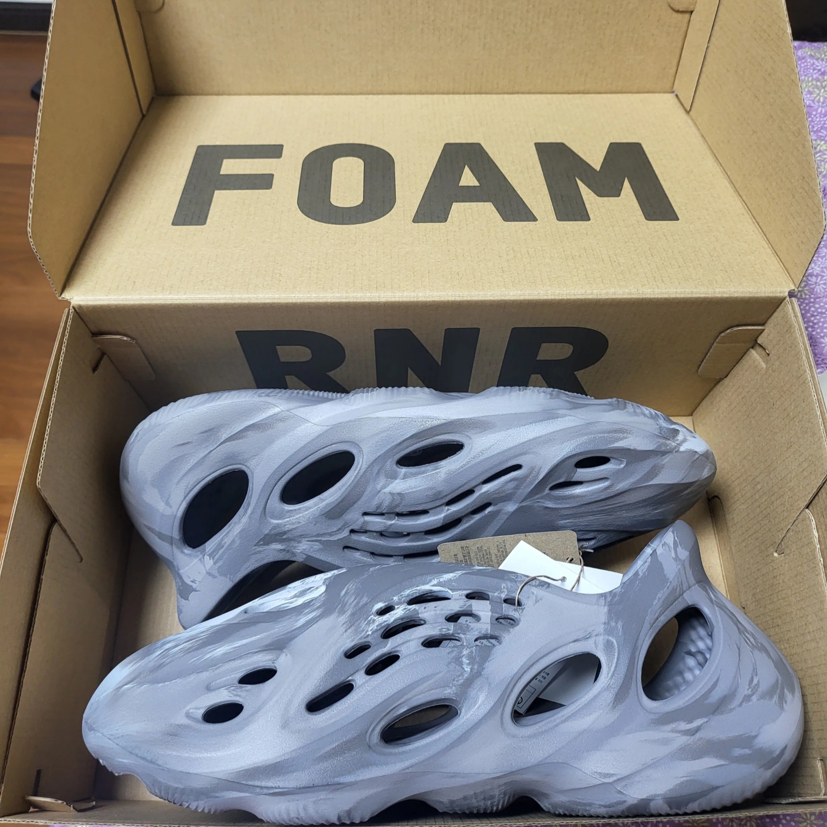 Adidas Yeezy Foam RNNR MX Granite 착용 스타일