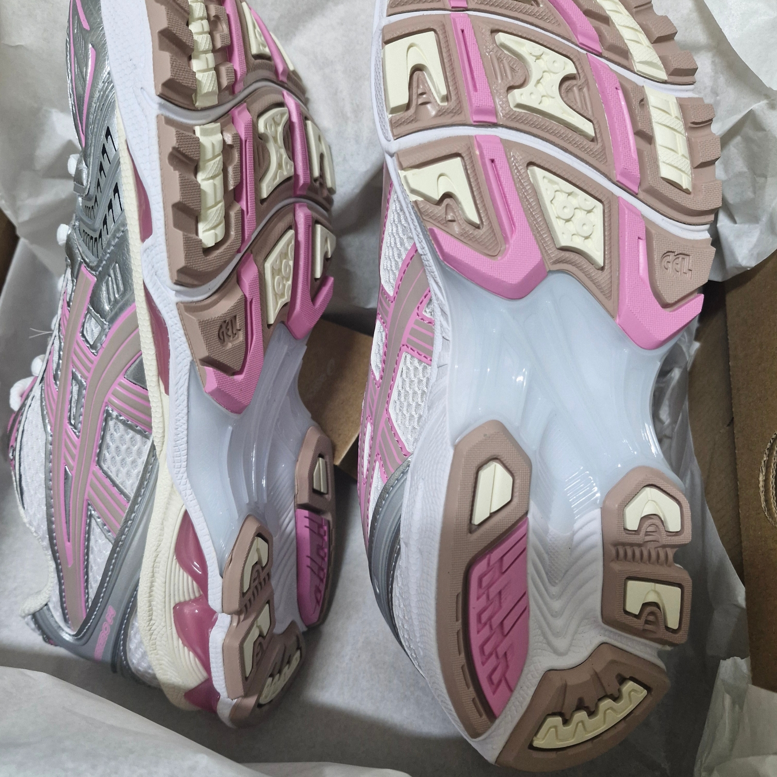 Asics Unlimited Gel-Kayano 14 White Fawn 착용 스타일 - 4