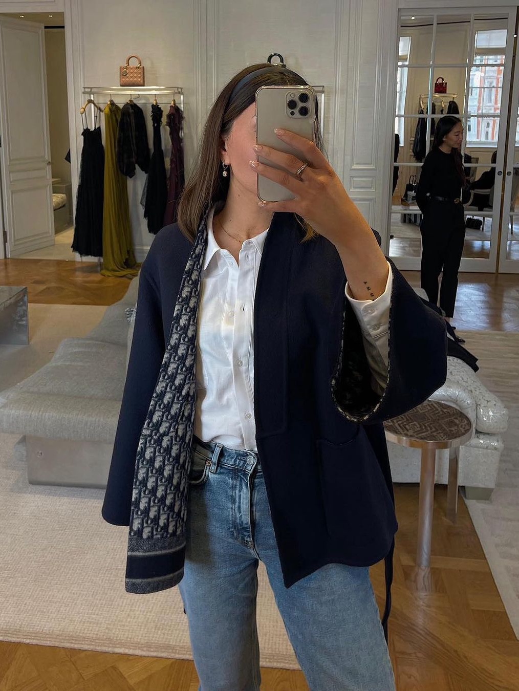 (W) Dior Silk Twill Oblique Stole Navy Blue, (W) Dior Oblique Mitzah Scarf Silk Twill Rose Des Vents 착용 스타일 - 2