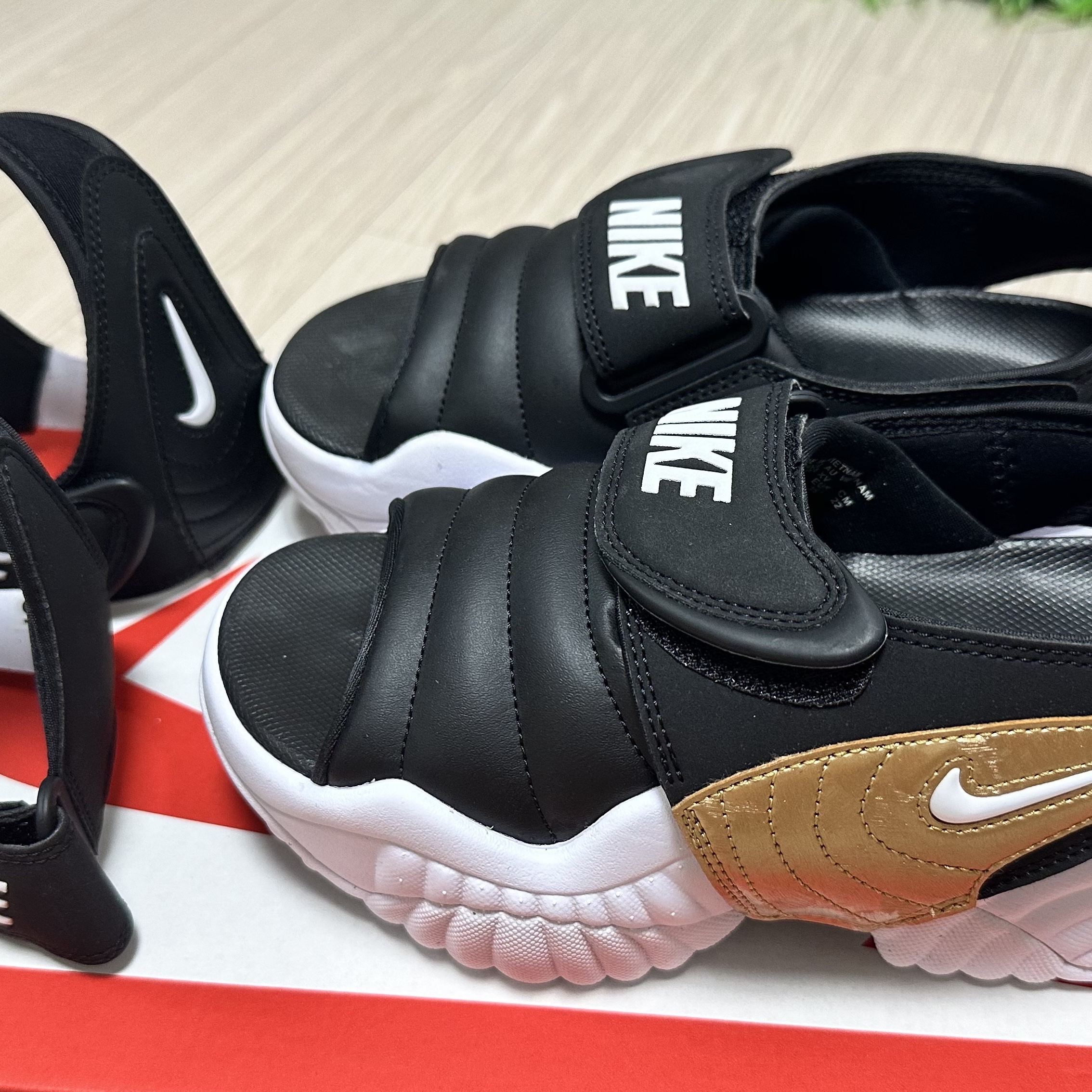 (W) Nike Adjust Force Sandal Black and White 착용 스타일 - 4