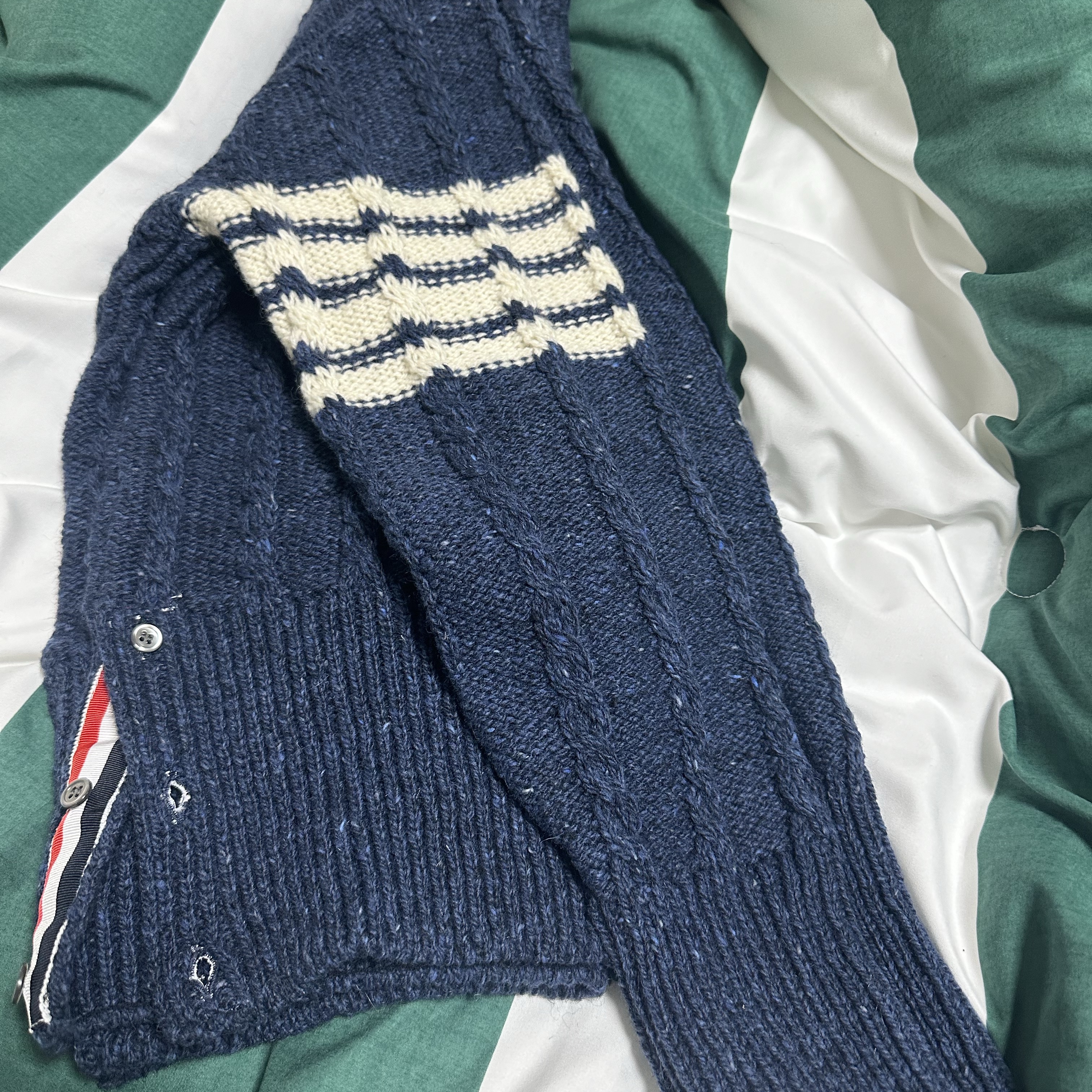 Thom Browne Donegal Twist Cable 4-Bar Classic Crewneck Pullover Blue 착용 스타일