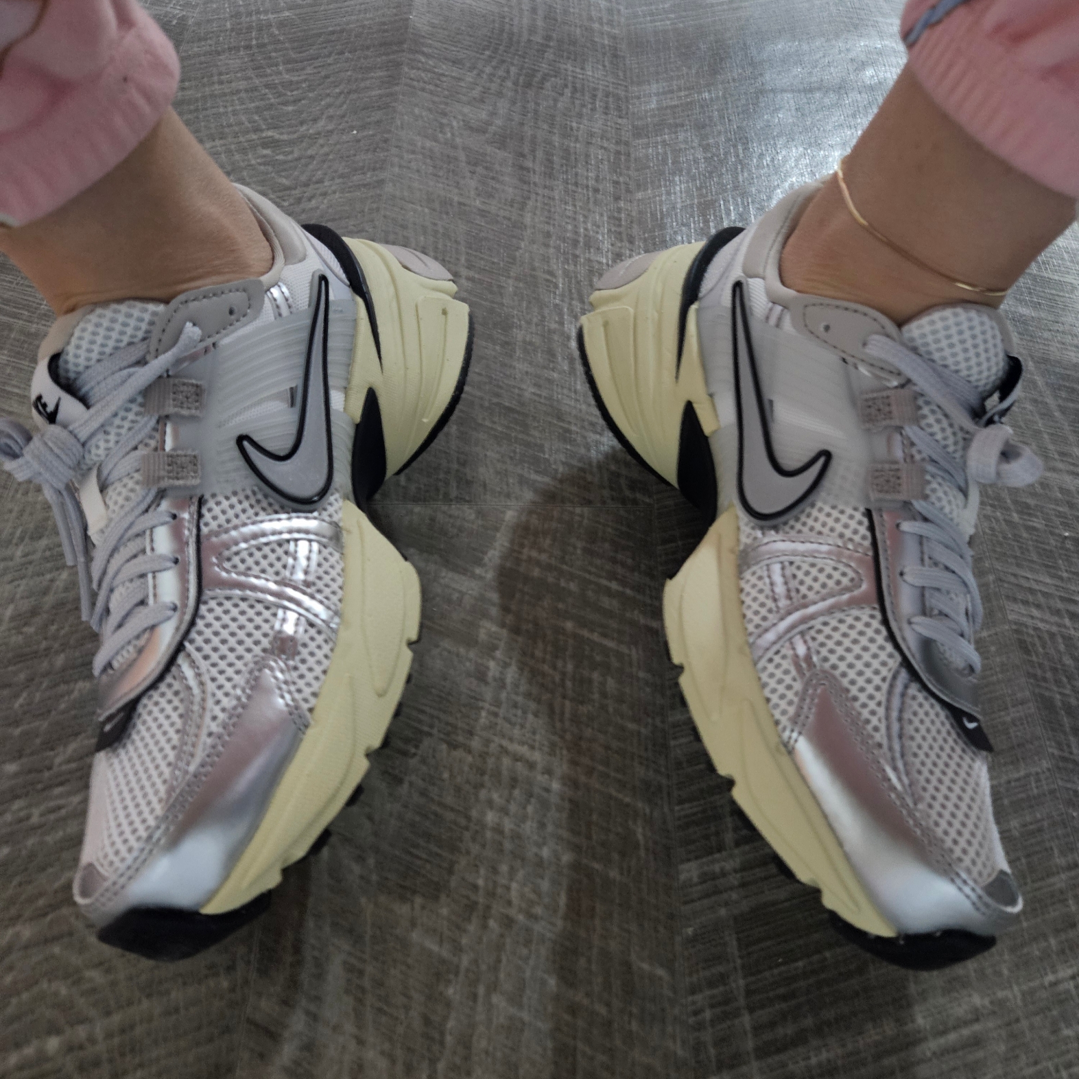 Nike V2K Run Summit White Metallic Silver 착용 스타일