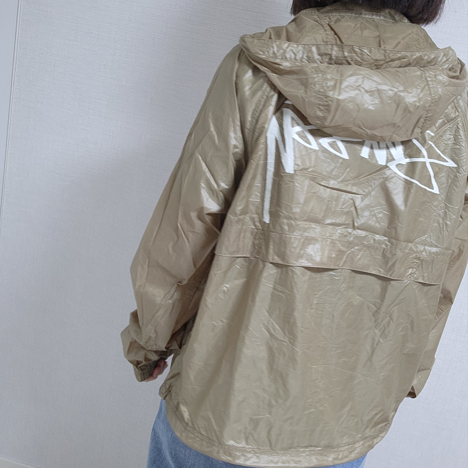 Stussy Beach Shell Wrinkled Nylon Jacket Brown 착용 스타일 - 1