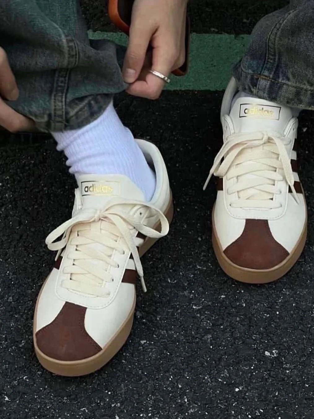 Adidas VL Court 2.0 Cream Brown, Adidas VL Court Base Cloud White Core Black 착용 스타일 - 2