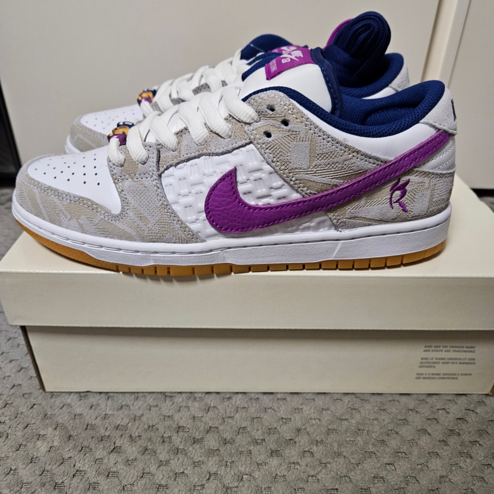 Nike x Rayssa Leal SB Dunk Low PRM Pure Platinum Vivid Purple 착용 스타일 - 2