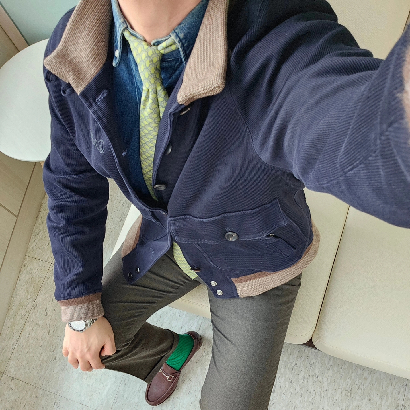 Hermes Maillons En Vogue Tie Ciel Ciel Foncé Ciel Clair, Gucci Loafer with Horsebit Brown Leather 착용 스타일 - 5