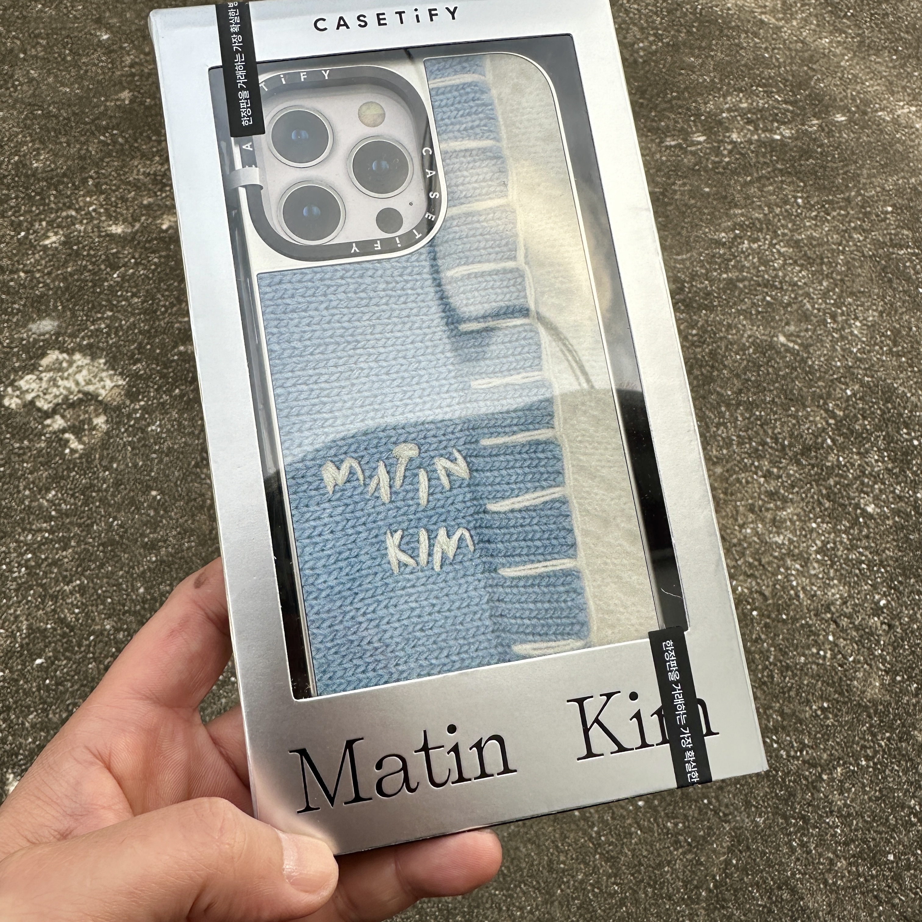 Casetify x Matin Kim iPhone Knit Magsafe Mirror Case Silver 착용 스타일 - 1