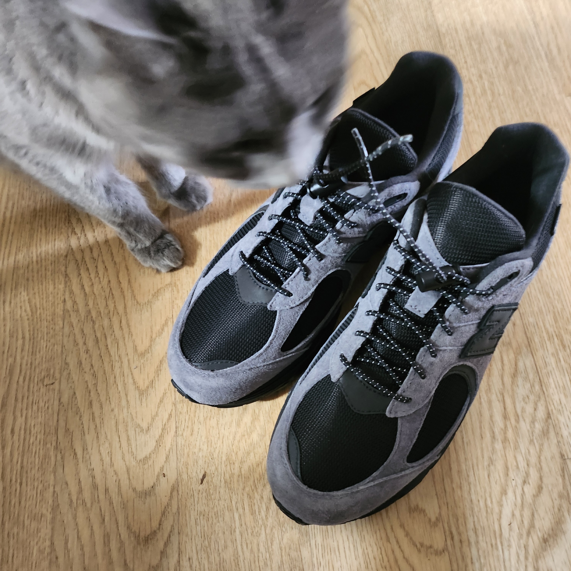 New Balance x JJJJound 2002R Gore-Tex Charcoal 착용 스타일 - 2