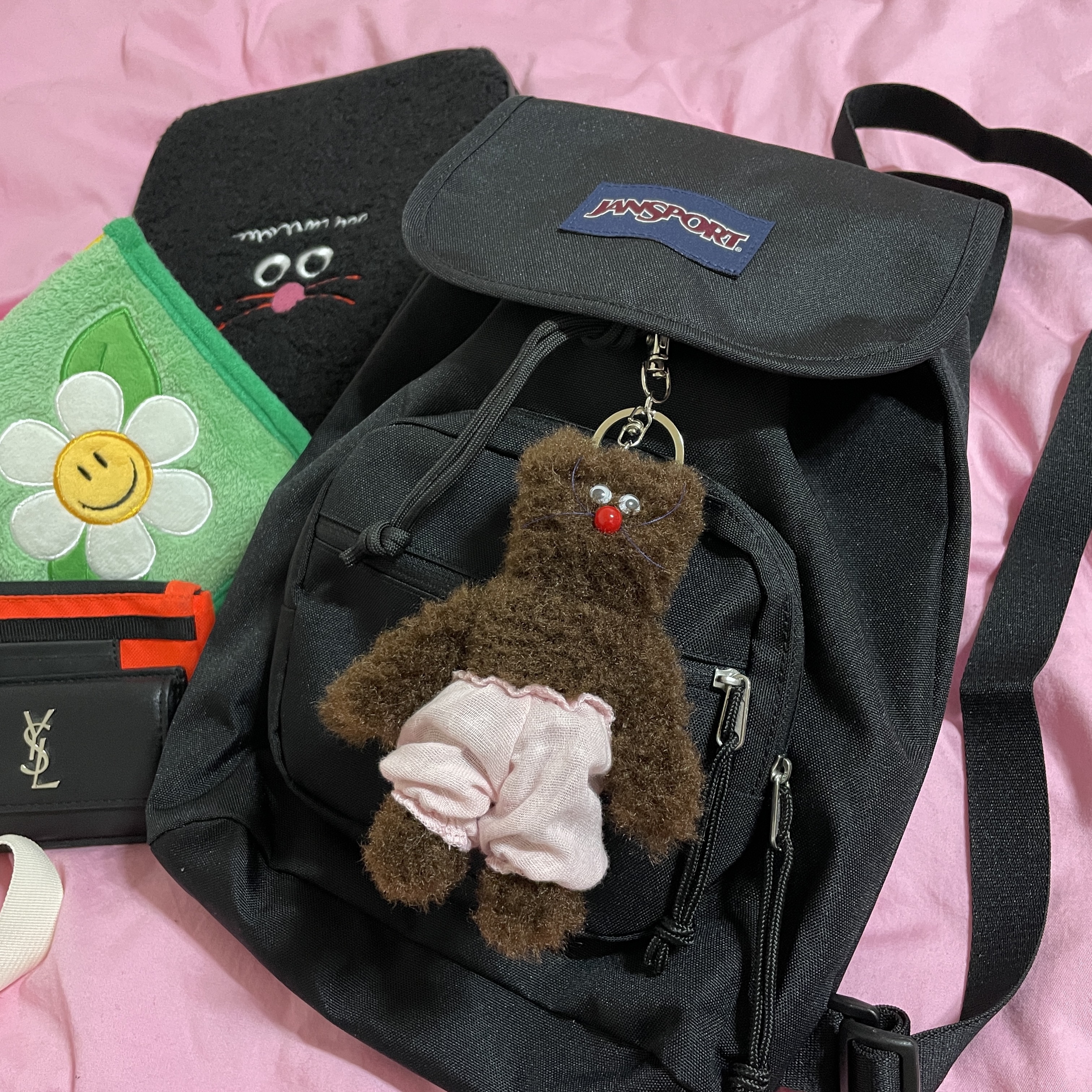 Jansport Highlands Mini Backpack Black, Monamhee Bred Keyring with Pink Pants Brown 착용 스타일
