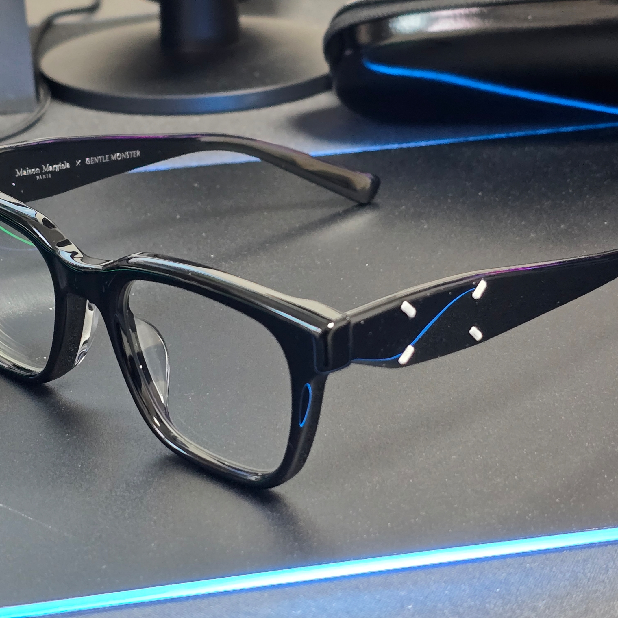 Gentle Monster x Maison Margiela MM110 Black Black 착용 스타일