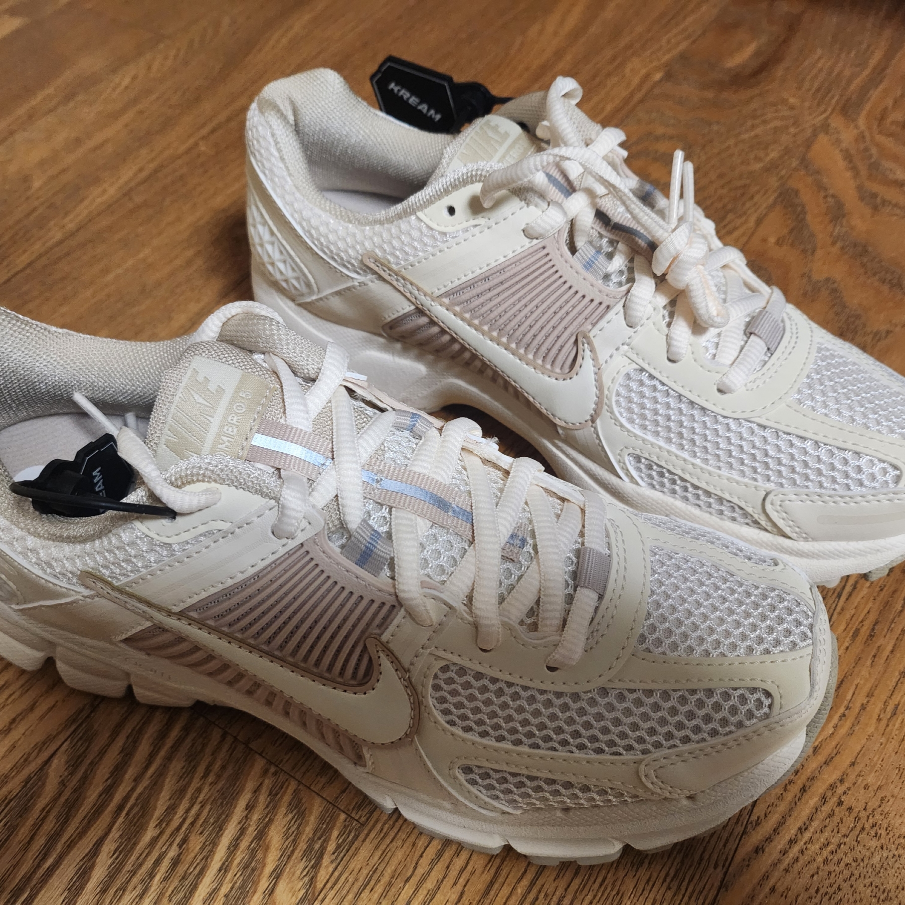 (W) Nike Zoom Vomero 5 Pale Ivory Sanddrift 착용 스타일 - 3