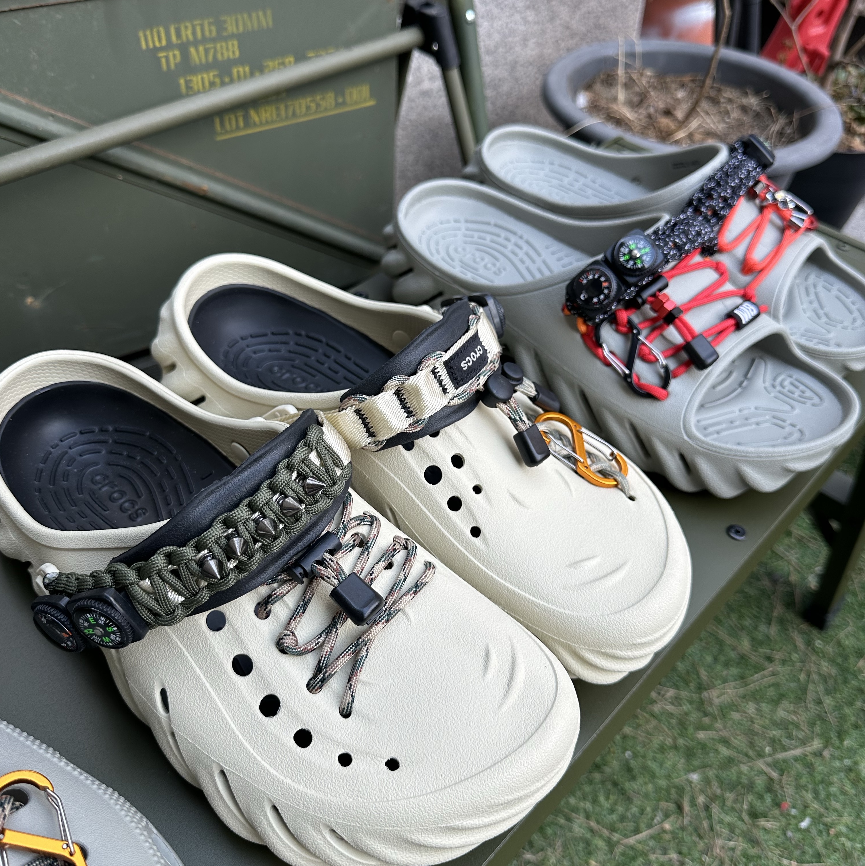 Crocs Echo Slide Elephant, Crocs Echo Clog Bone Black 착용 스타일 - 5