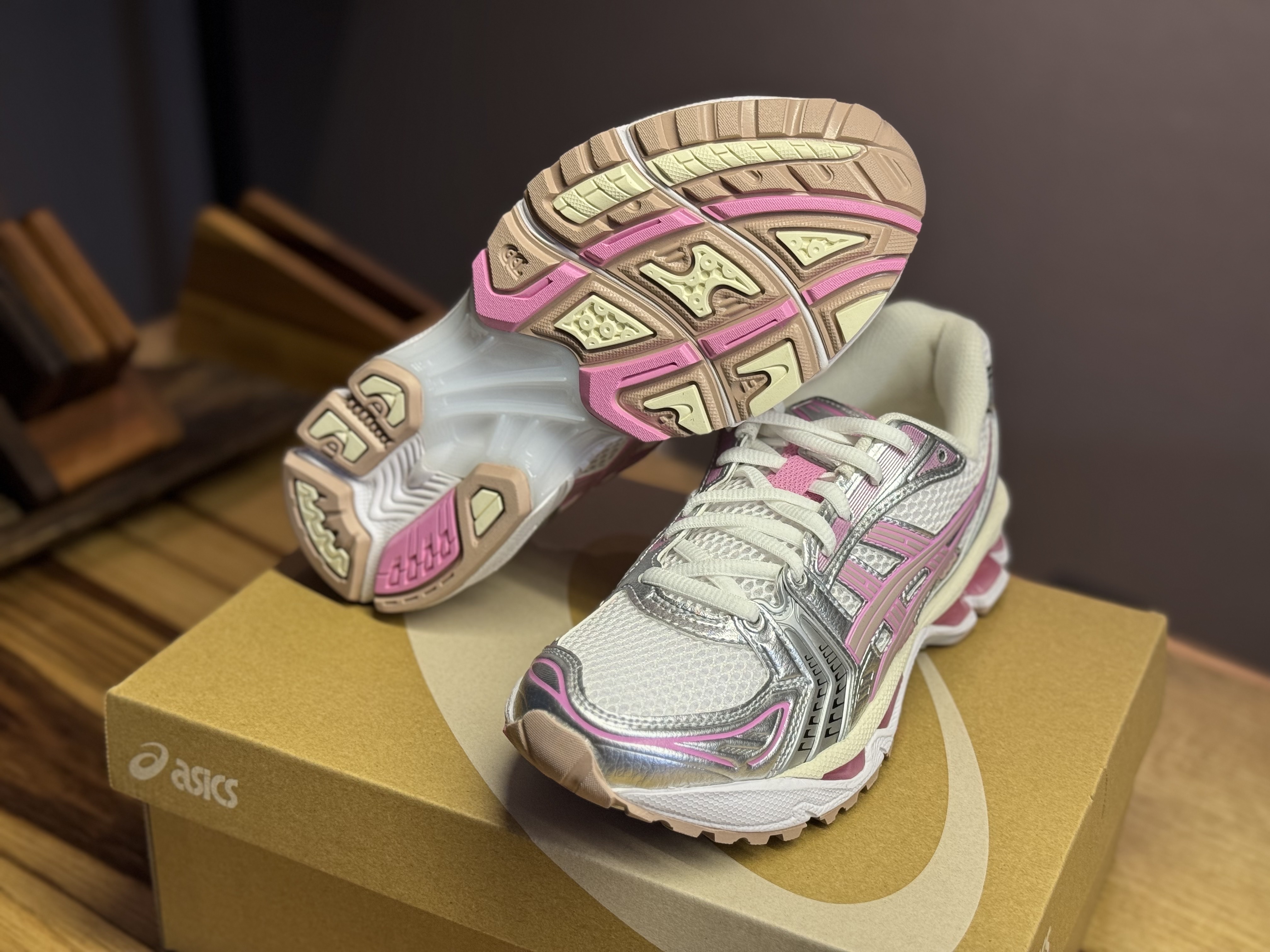 Asics Unlimited Gel-Kayano 14 White Fawn 착용 스타일 - 3