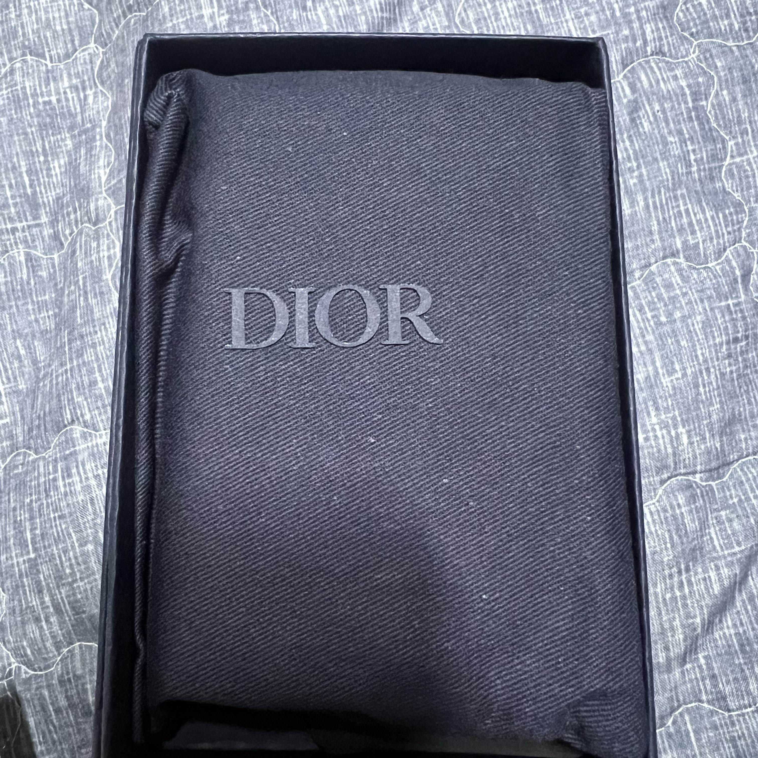 Dior Bi-Fold Card Holder Beige & Black Dior Oblique Jacquard 착용 스타일 - 2