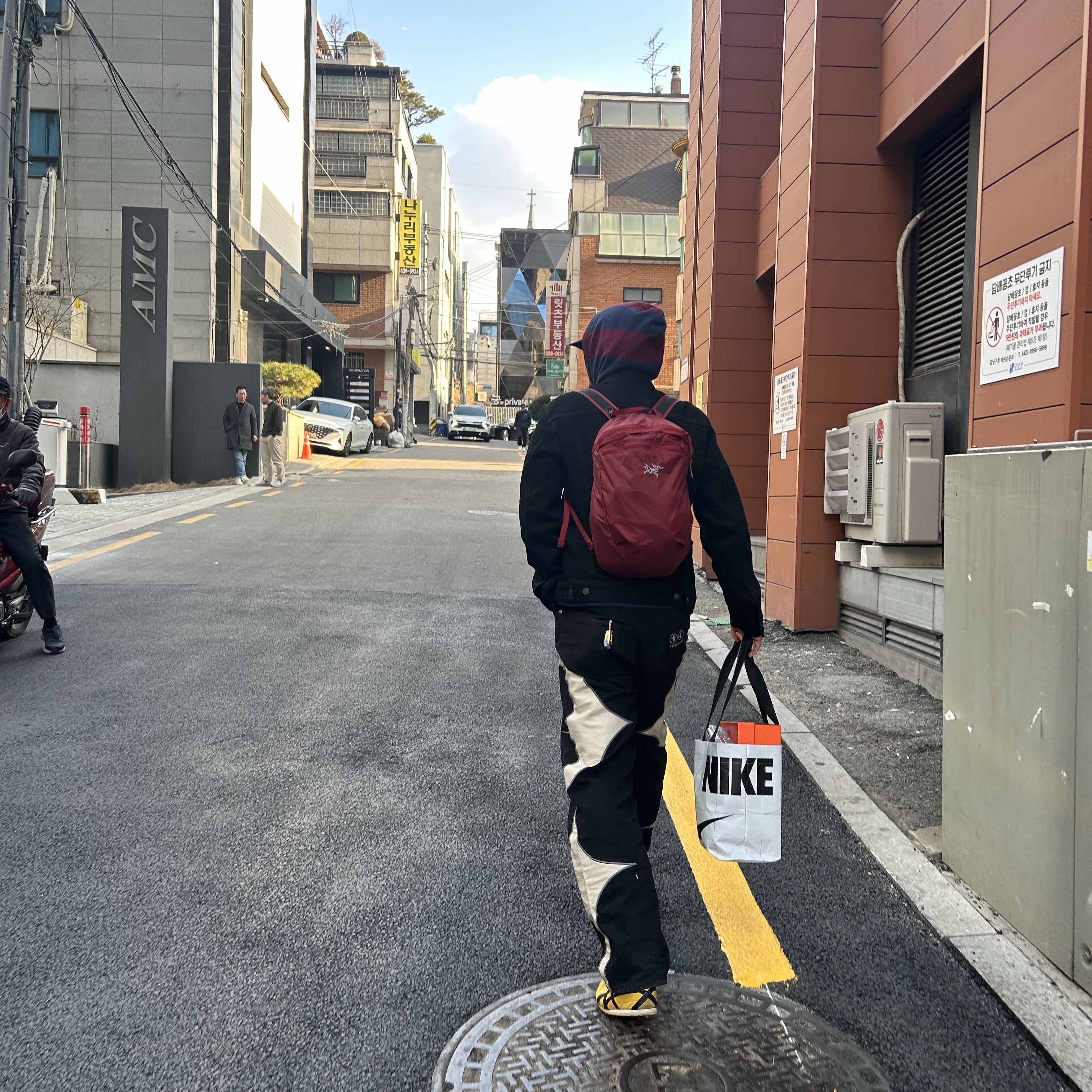 Arc'teryx Heliad 15 Backpack Bordeaux, Onitsuka Tiger Mexico 66 Yellow Black 착용 스타일
