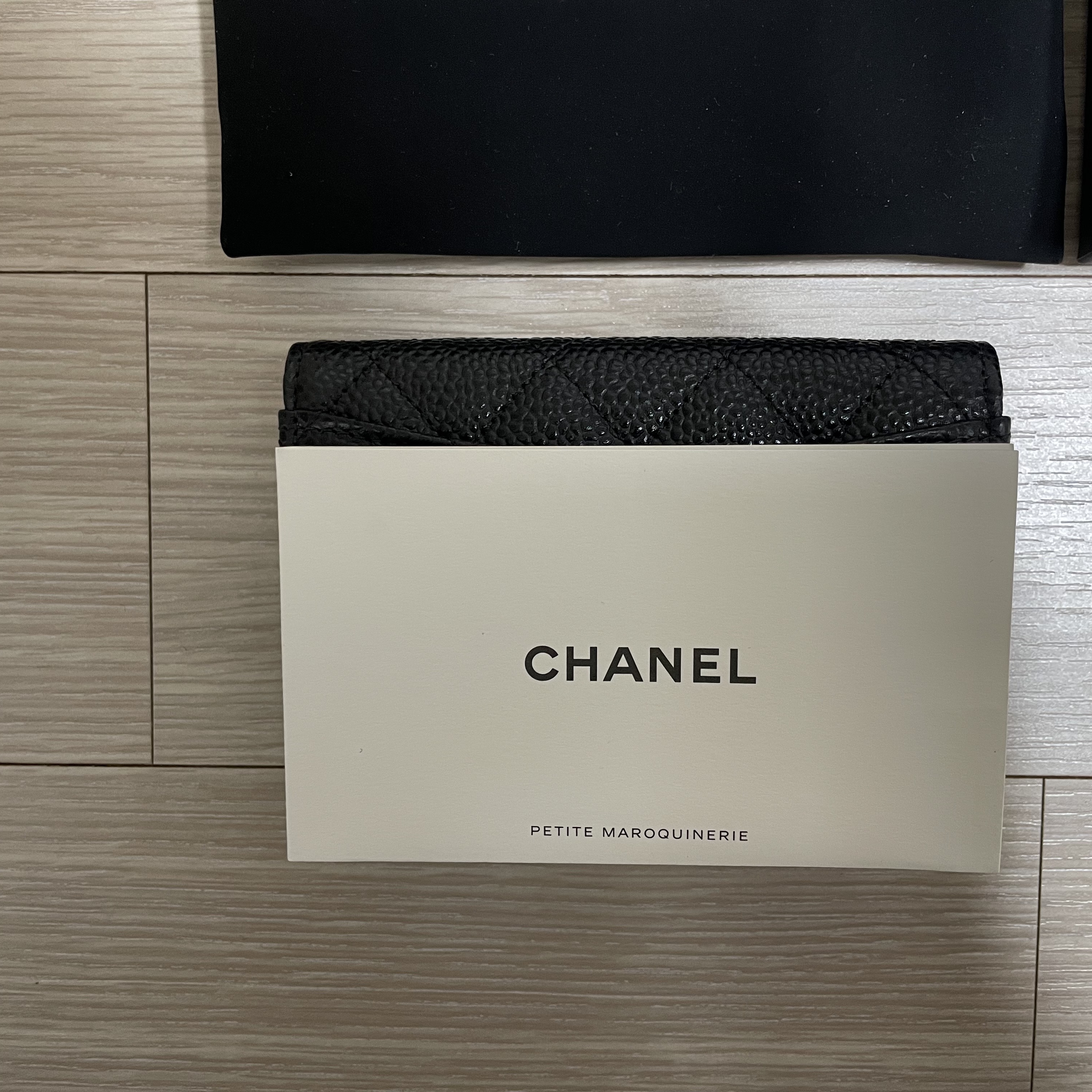 Chanel Classic Card Holder Grained Calfskin & Gold Black 착용 스타일 - 1