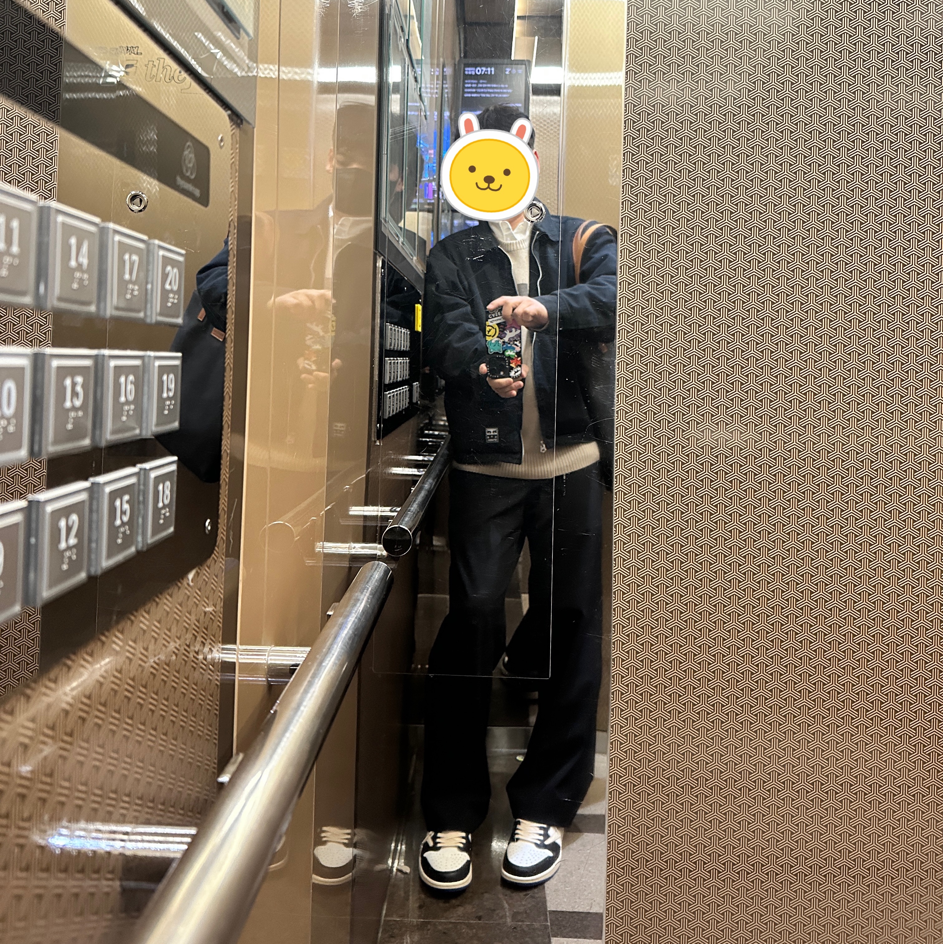 Jordan 1 x Travis Scott x Fragment Retro Low OG SP Military Blue, IAB Studio x Obey Poster Zip Jacket Anthracite 착용 스타일