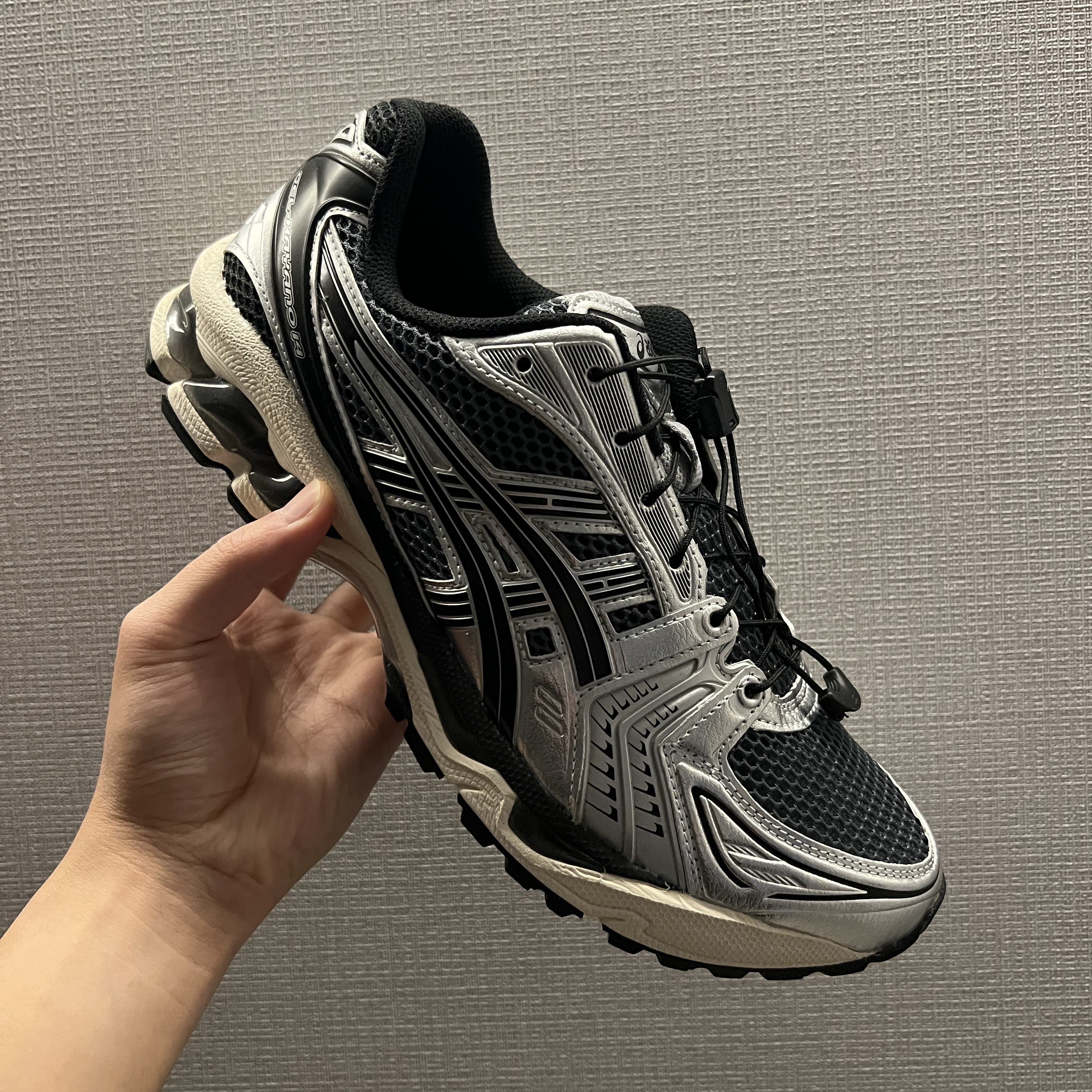Asics Unlimited Gel-Kayano 14 Carrier Grey Black 착용 스타일 - 2