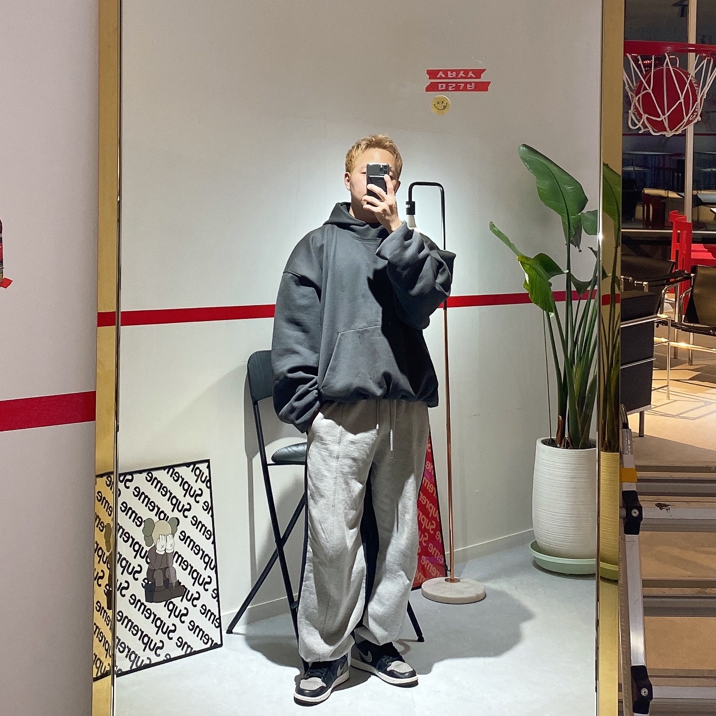Jordan 1 Retro High OG Shadow 2018, Yeezy Gap Engineered By Balenciaga Dove Hoodie Black 착용 스타일