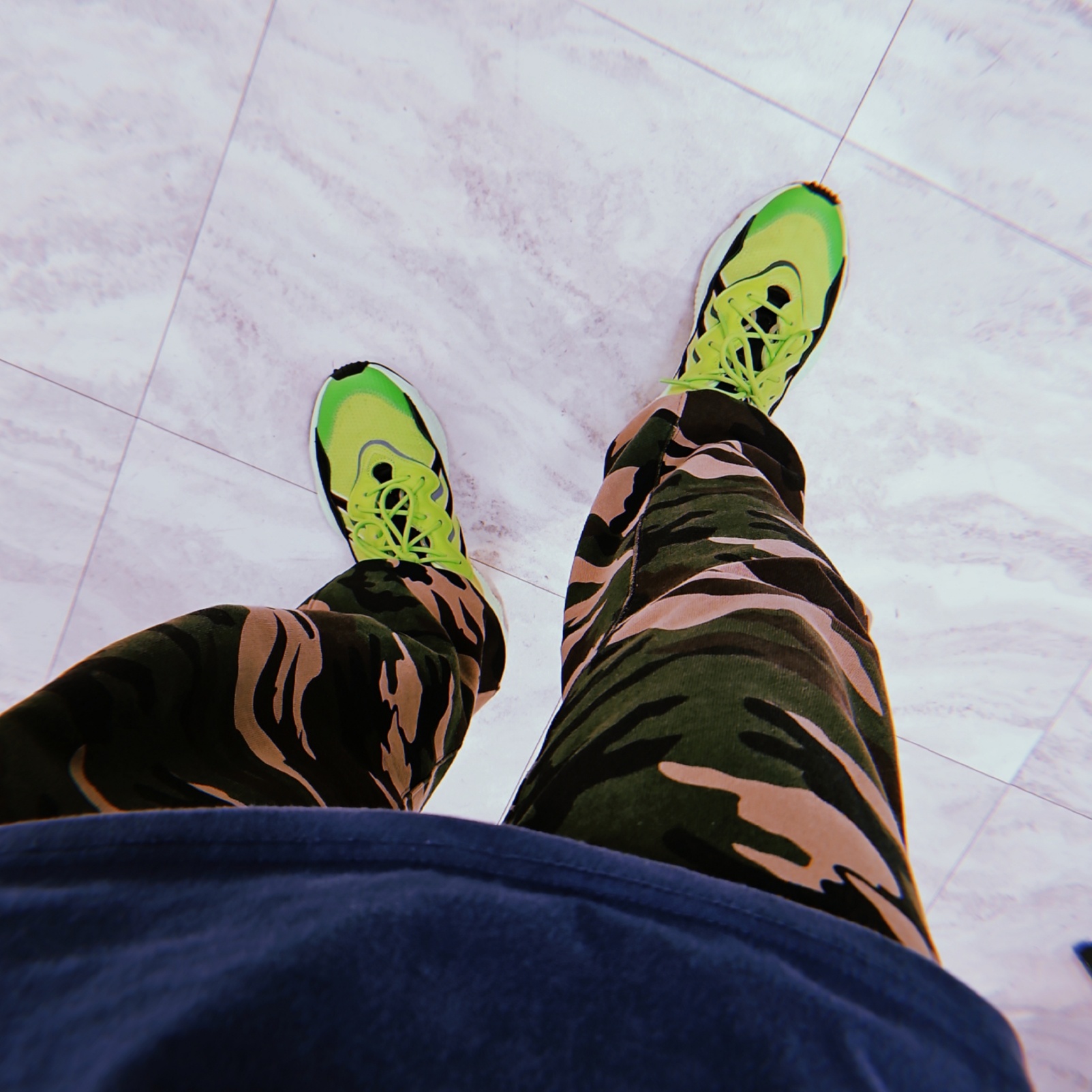 Adidas Ozweego Neon Green 착용 스타일 - 2