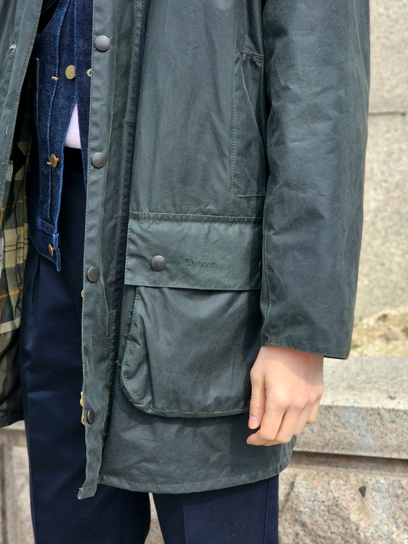 Barbour Border Wax Jacket Sage 착용 스타일 - 3