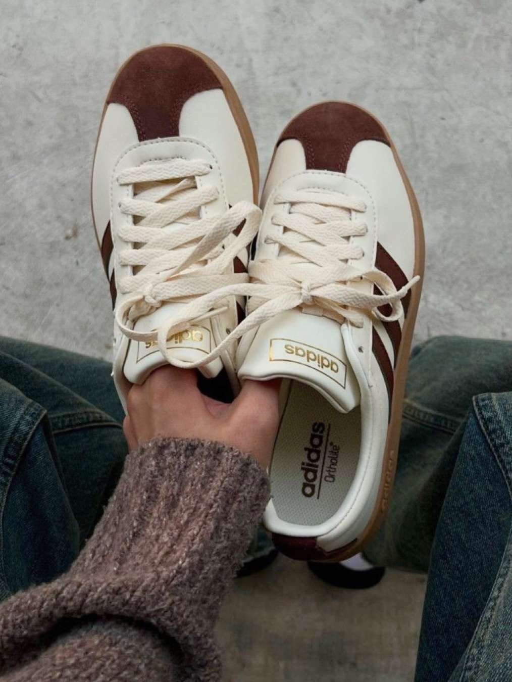 Adidas VL Court 2.0 Cream Brown, Adidas VL Court Base Cloud White Core Black 착용 스타일 - 3
