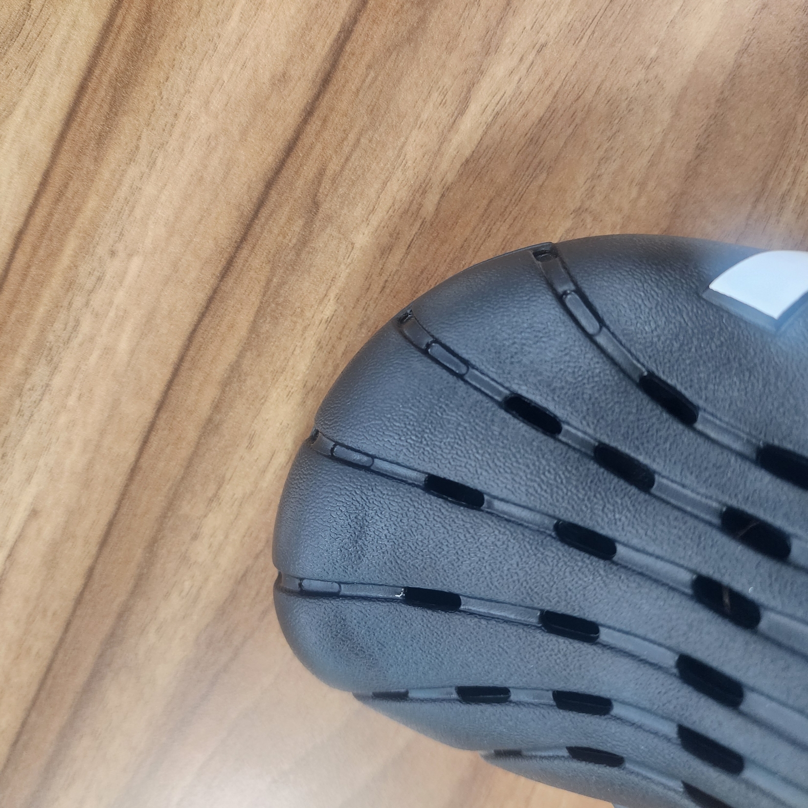 Adidas Adilette Clog Black White 착용 스타일 - 3