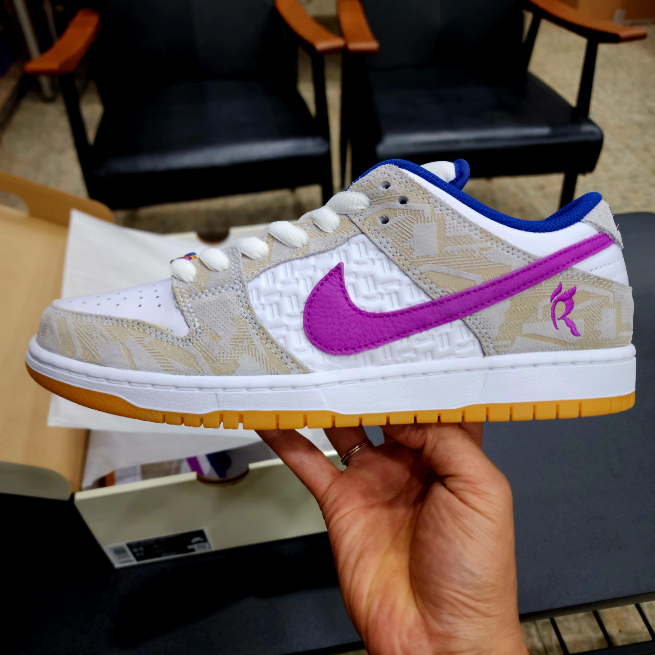 Nike x Rayssa Leal SB Dunk Low PRM Pure Platinum Vivid Purple 착용 스타일 - 2