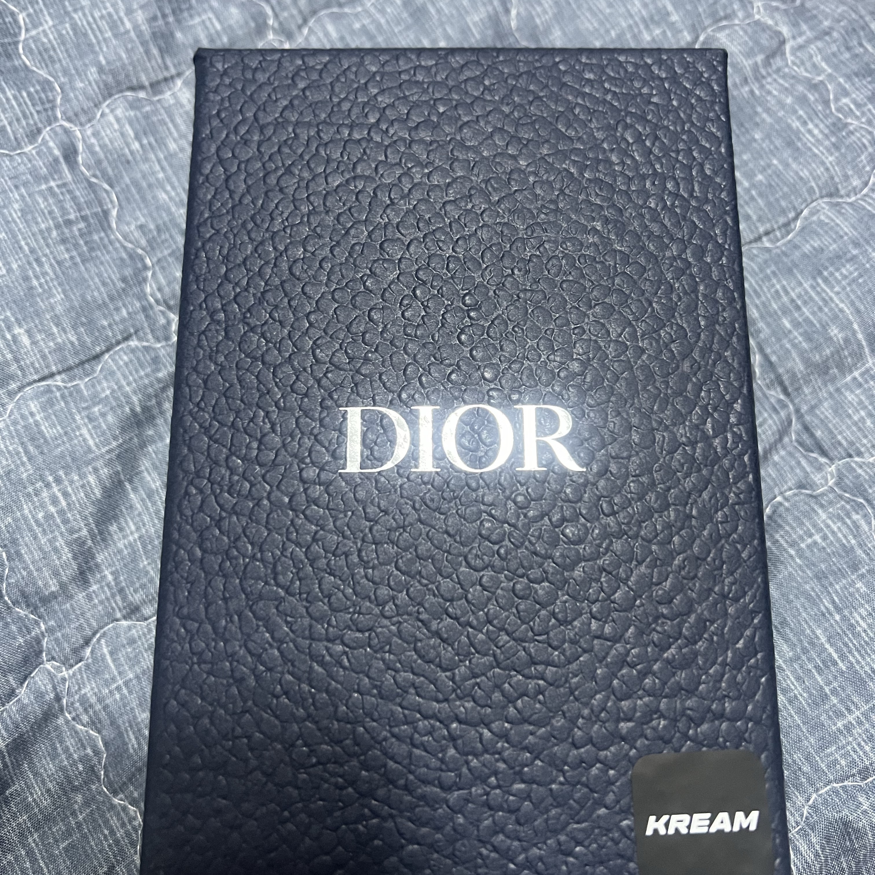 Dior Bi-Fold Card Holder Beige & Black Dior Oblique Jacquard 착용 스타일 - 1