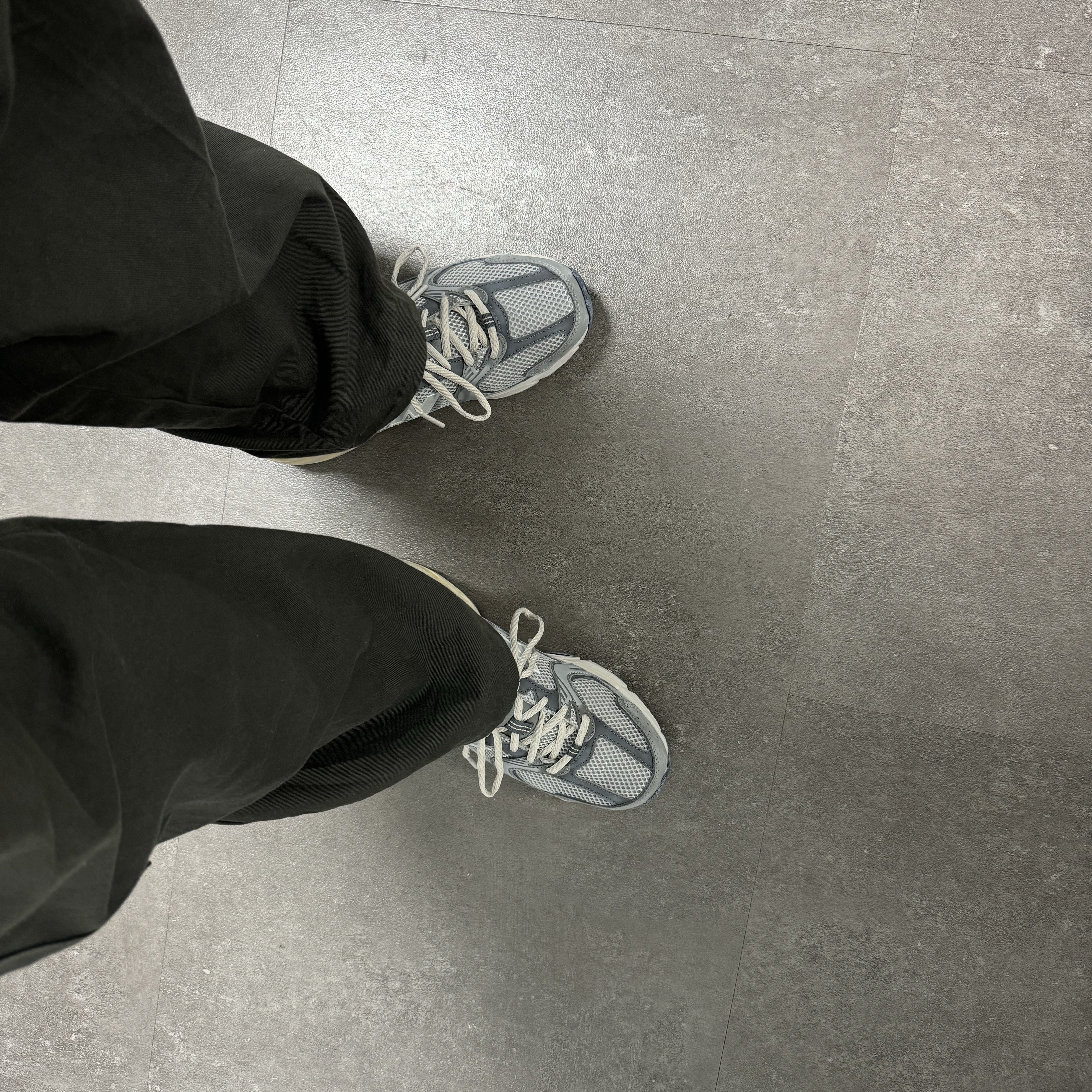 New Balance 530 Premium Vintage Grey Matter 착용 스타일
